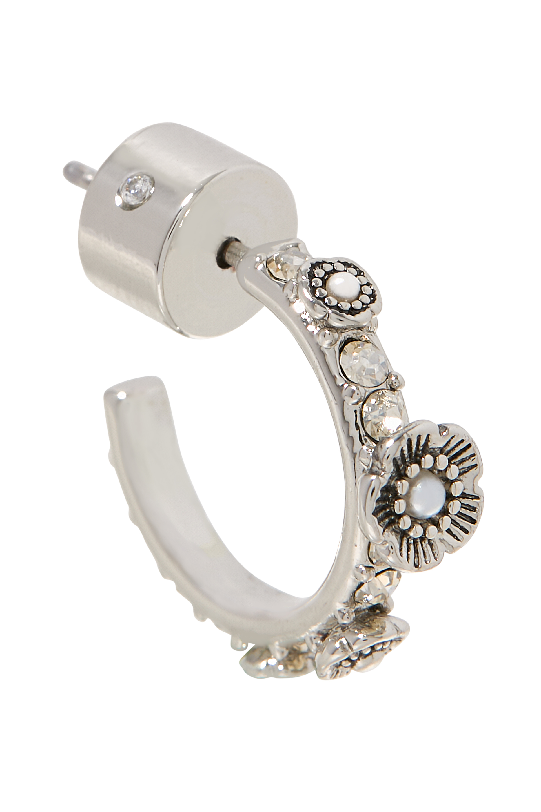 أقراط دائرية مزينة بزهرة شاي