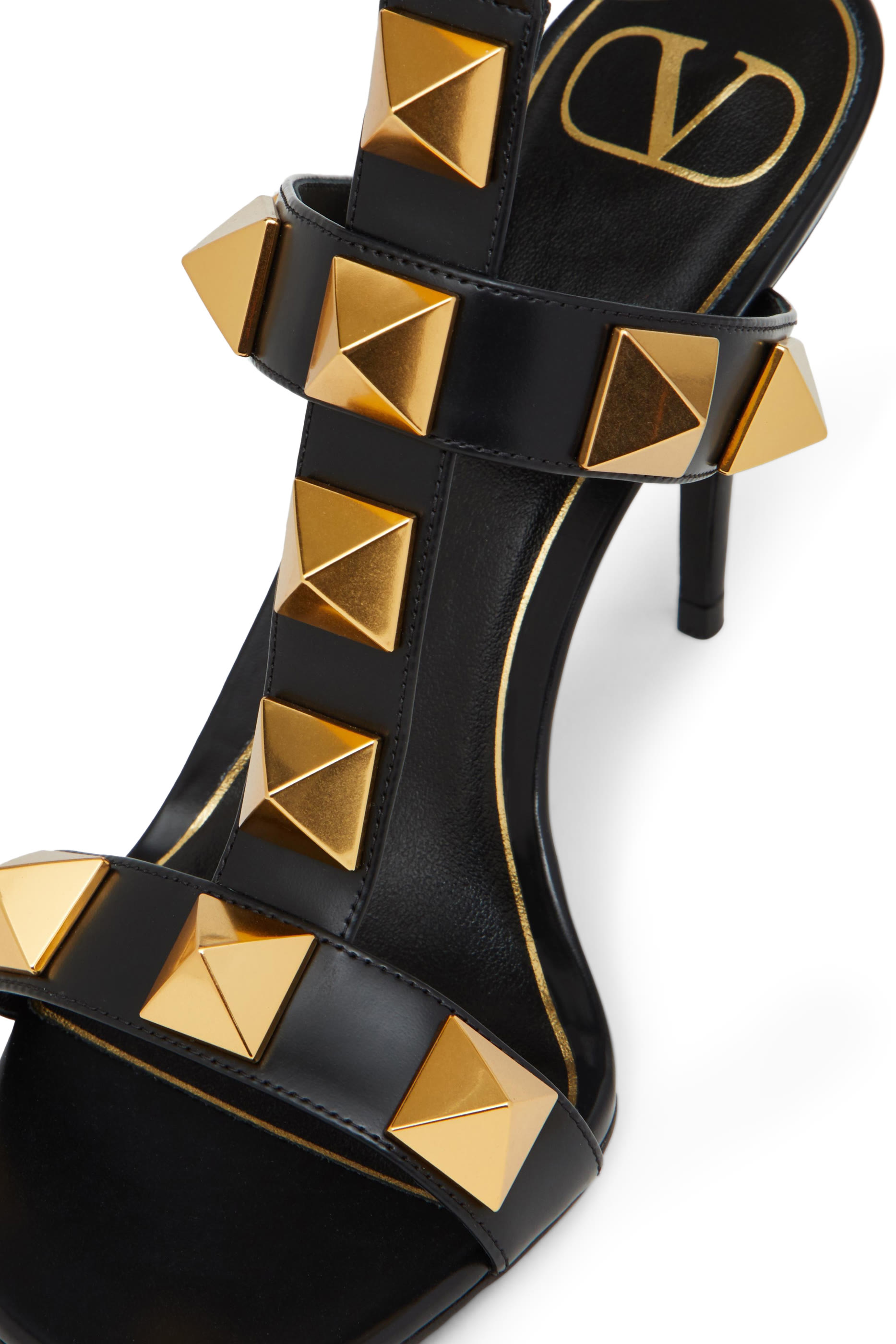 حذاء رومان بحلي هرمية وكعب مرتفع