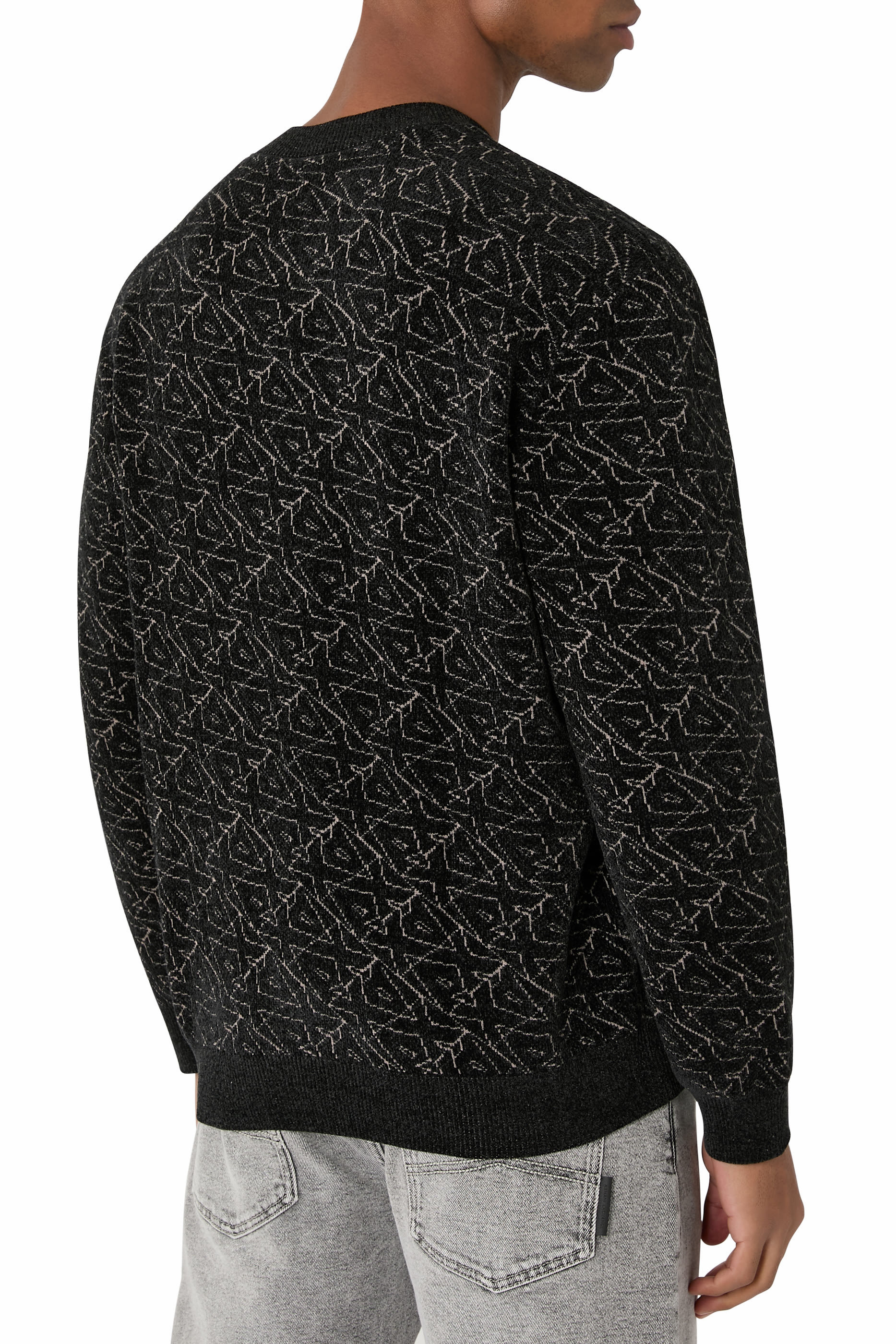 كنزة بياقة ضيقة مزينة بشعار الماركة بالكامل