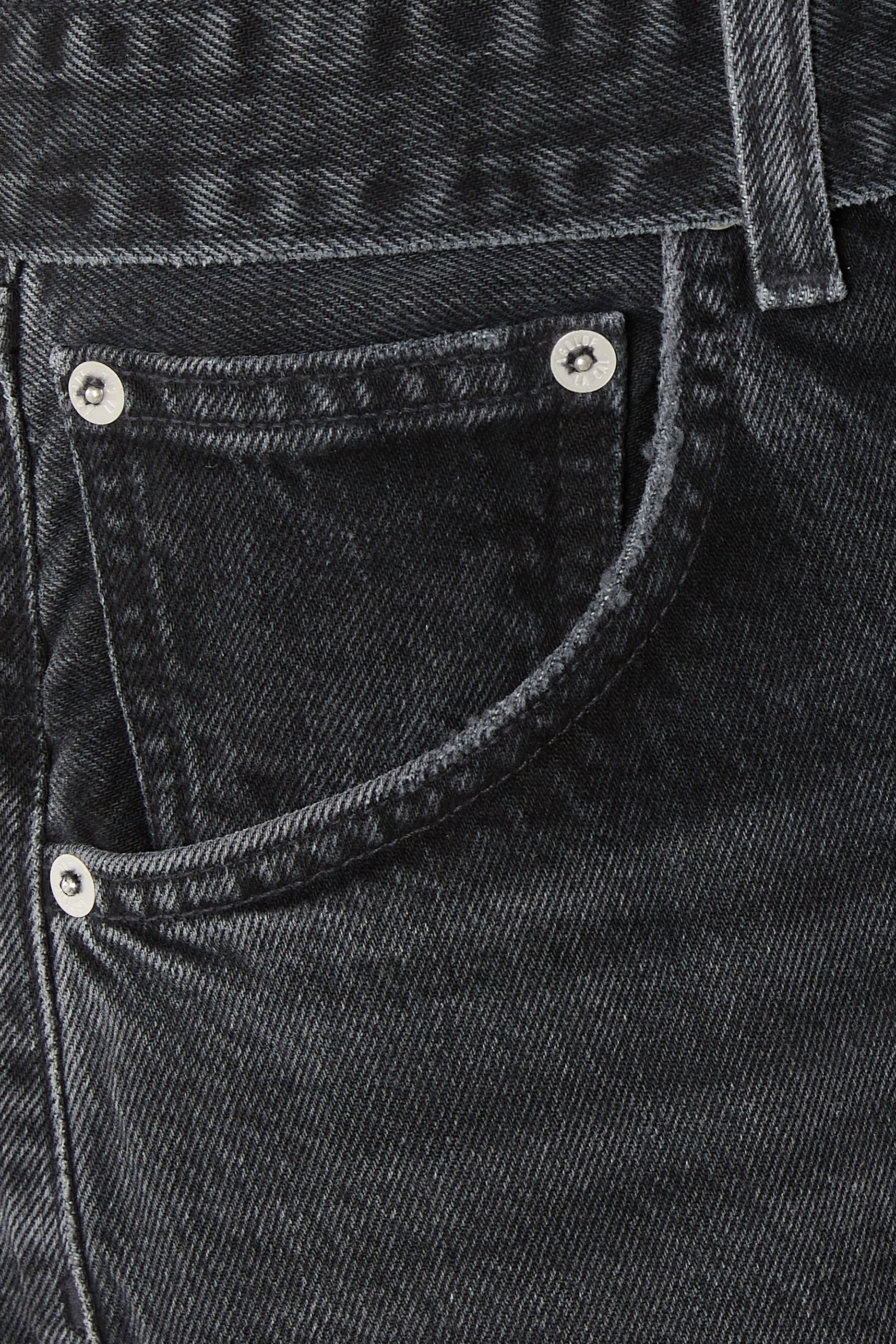 بنطال جينز بقصة ضيقة من الأسفل وأساور