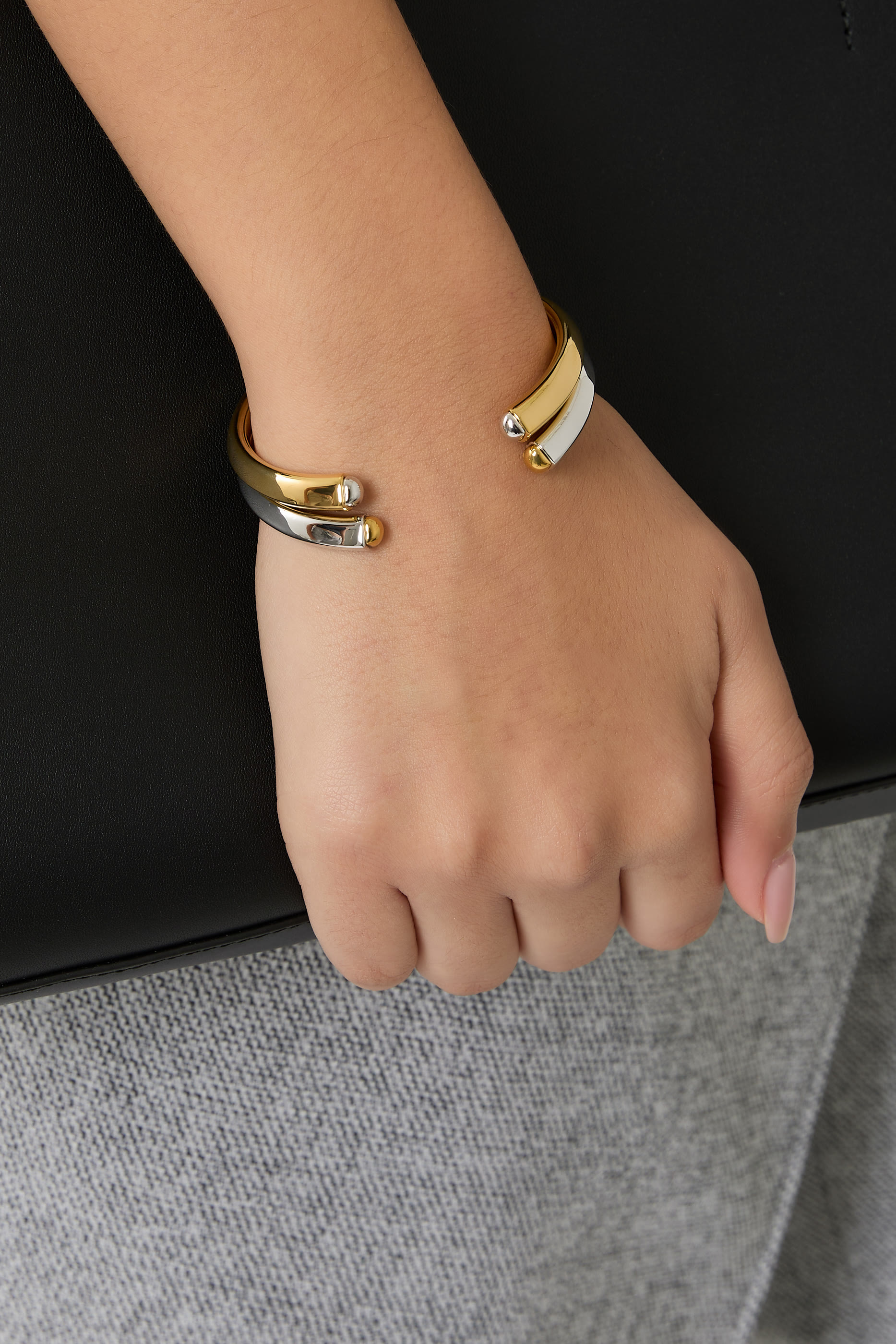 سوار مفتوح بحلي منحوتة بالشكل البستوني، معدن مطلي