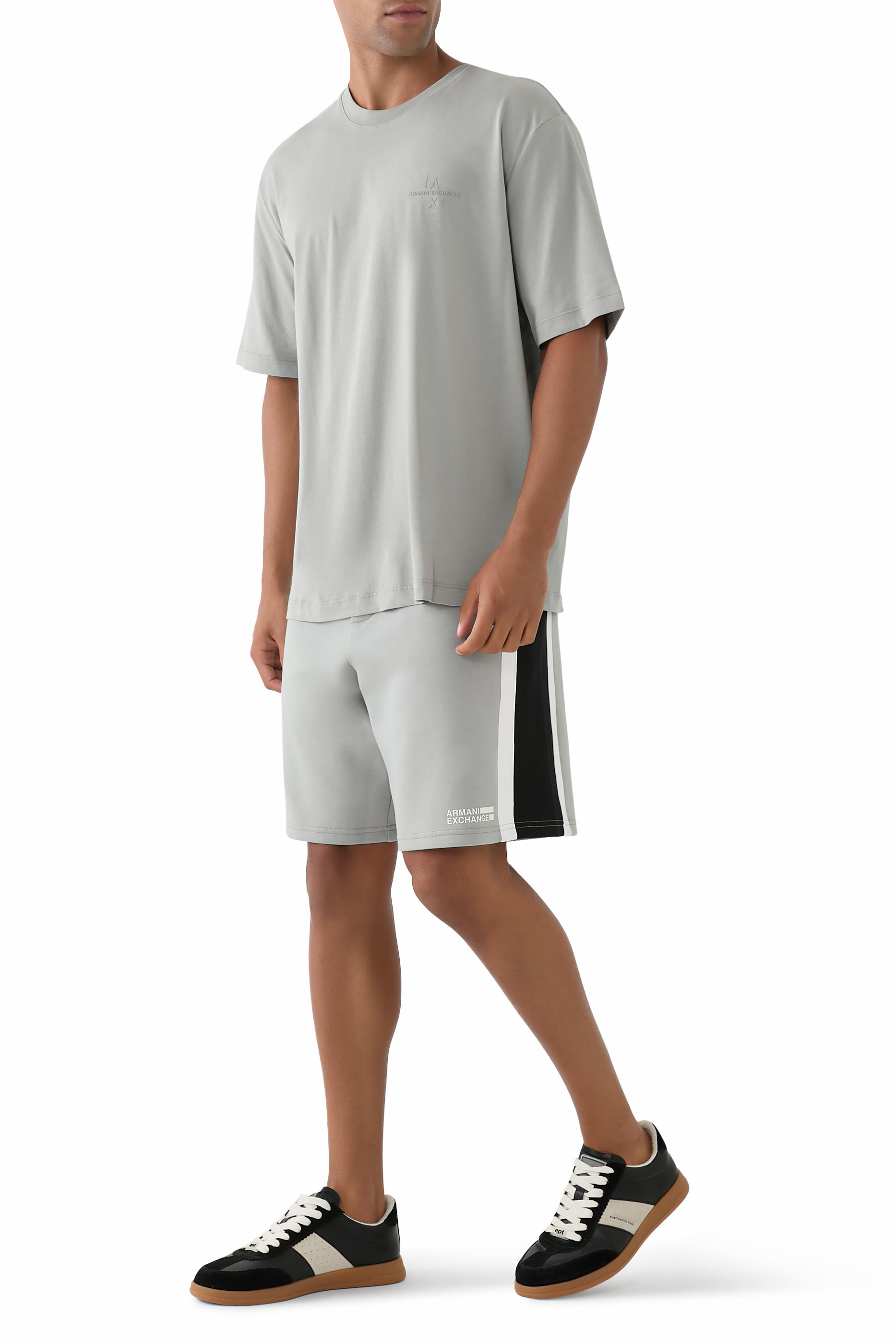 تيشيرت بقصة عادية مزين بشعار الماركة