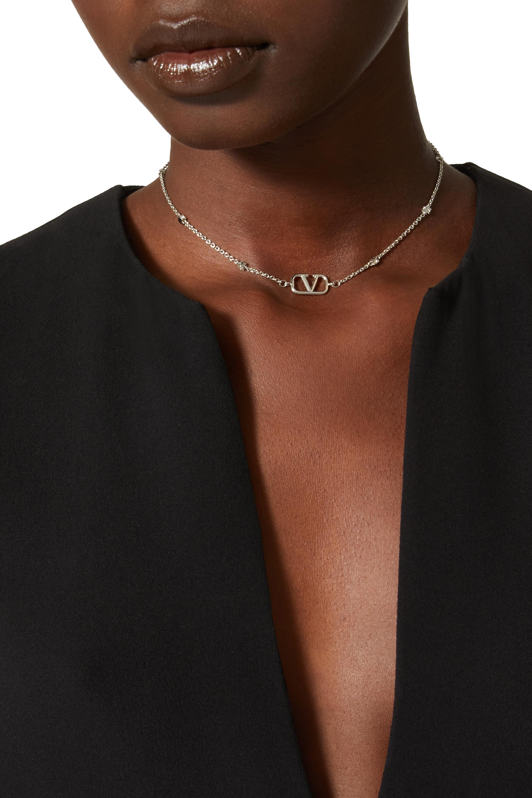 قلادة بدلاية صغيرة بشعار الماركة