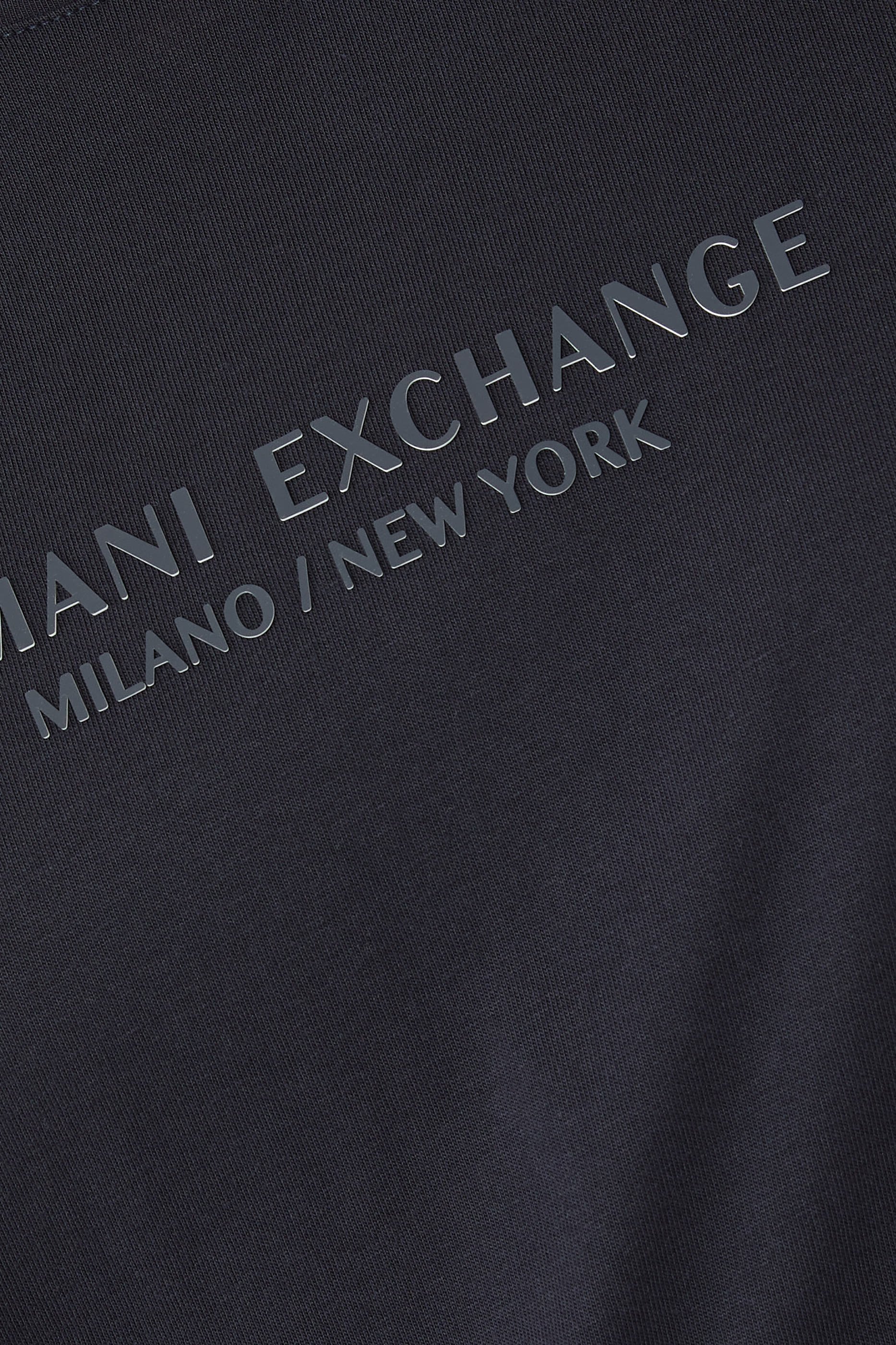 تيشيرت بشعار الماركة بقصة عادية