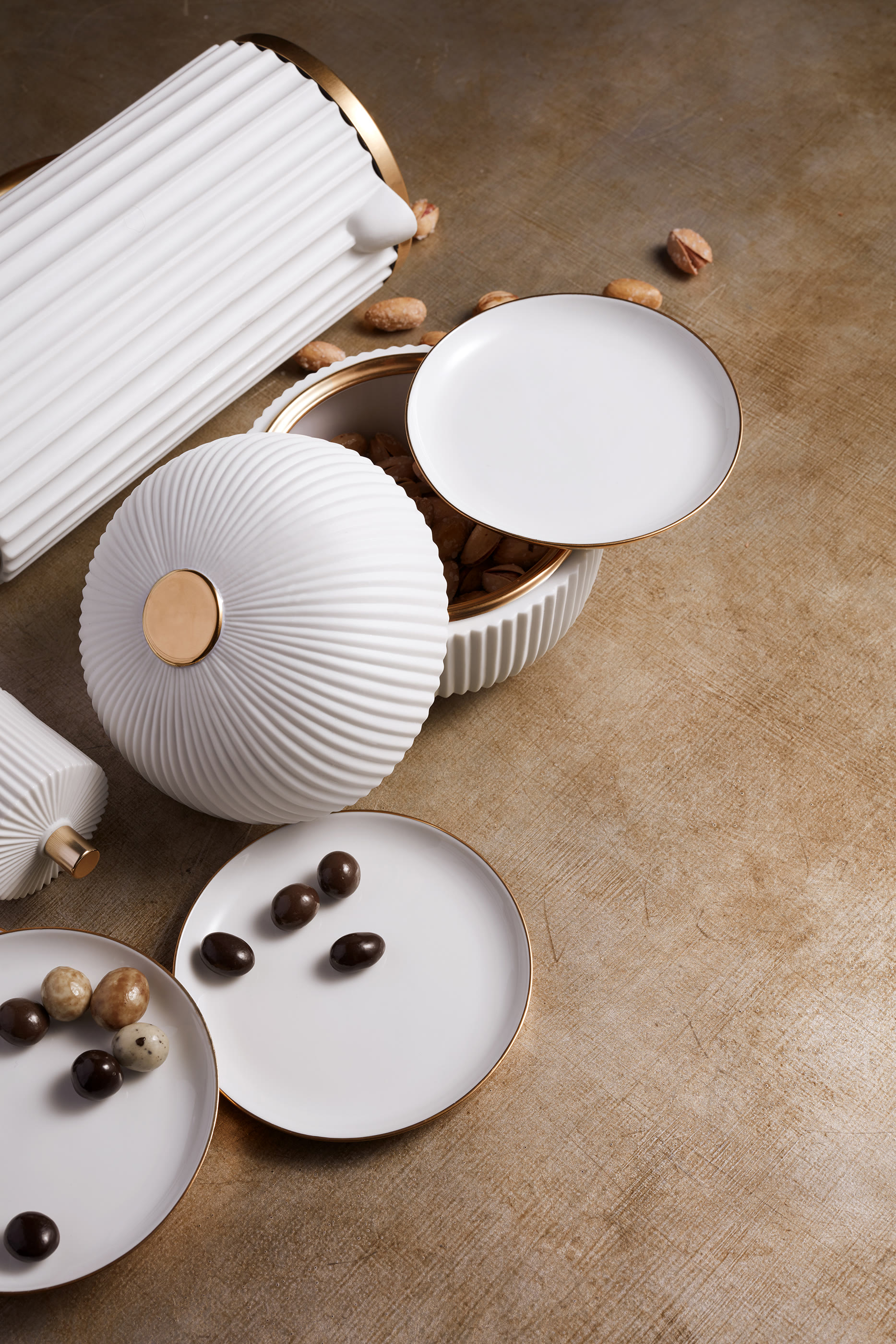 طقم أطباق وصندوق فاخر