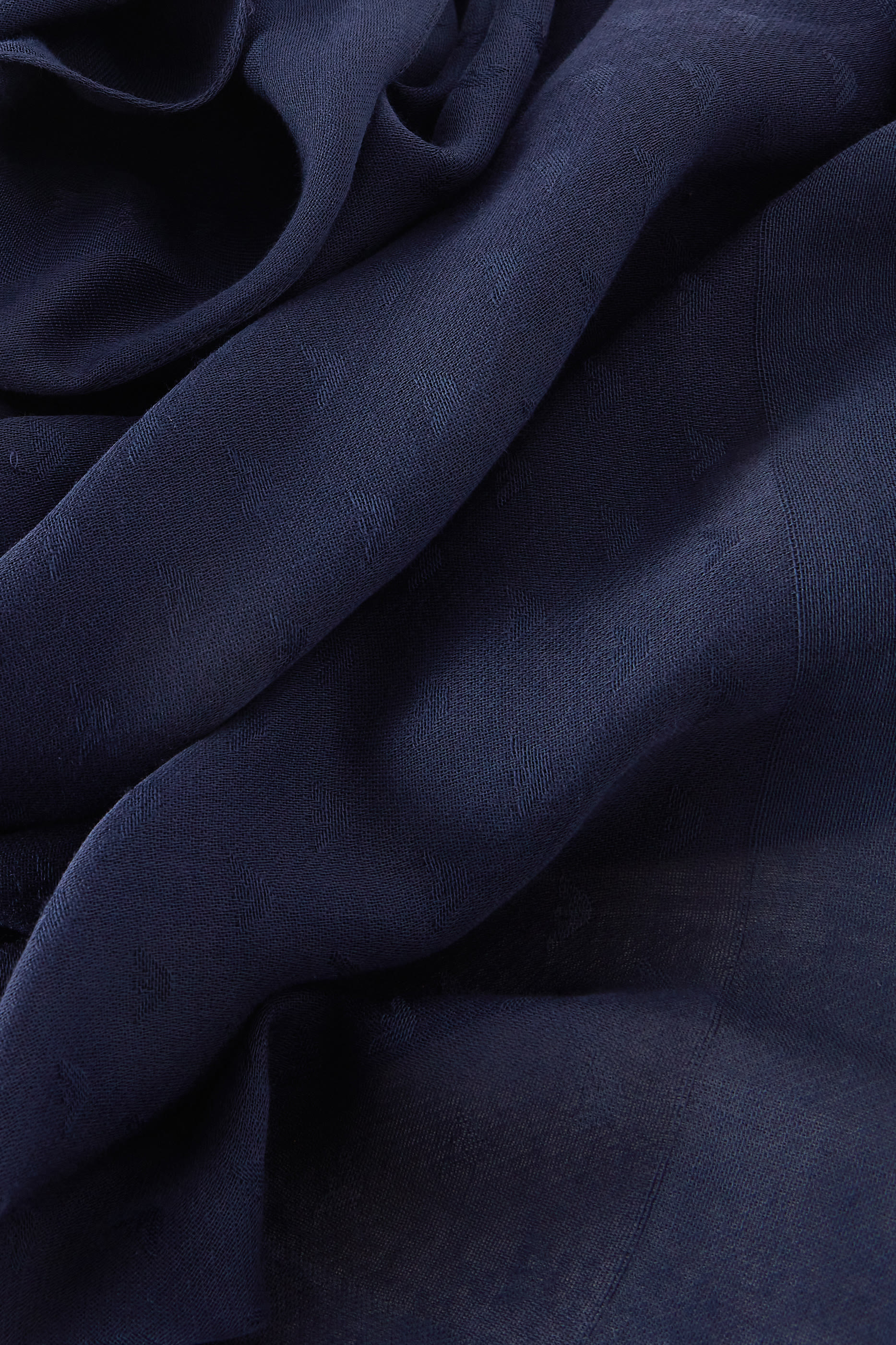 وشاح مزين كليا بشعار الماركة