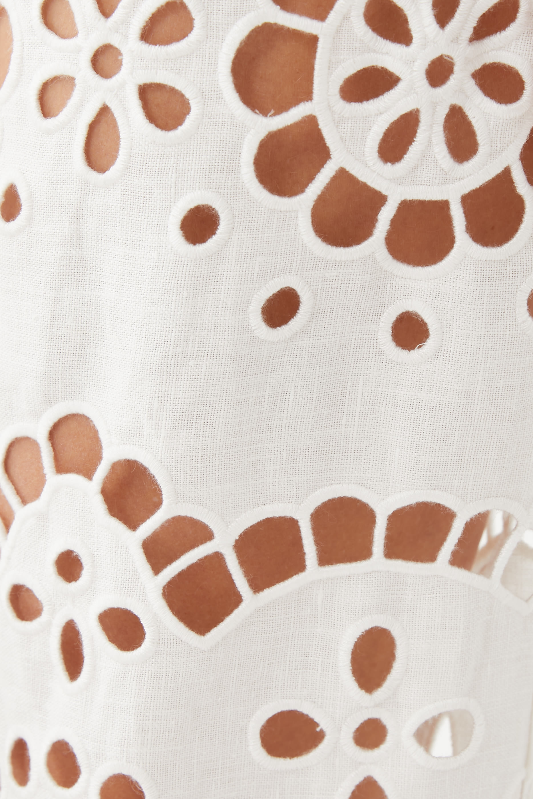 بنطال ليكسي بحافة واسعة وتطريزات