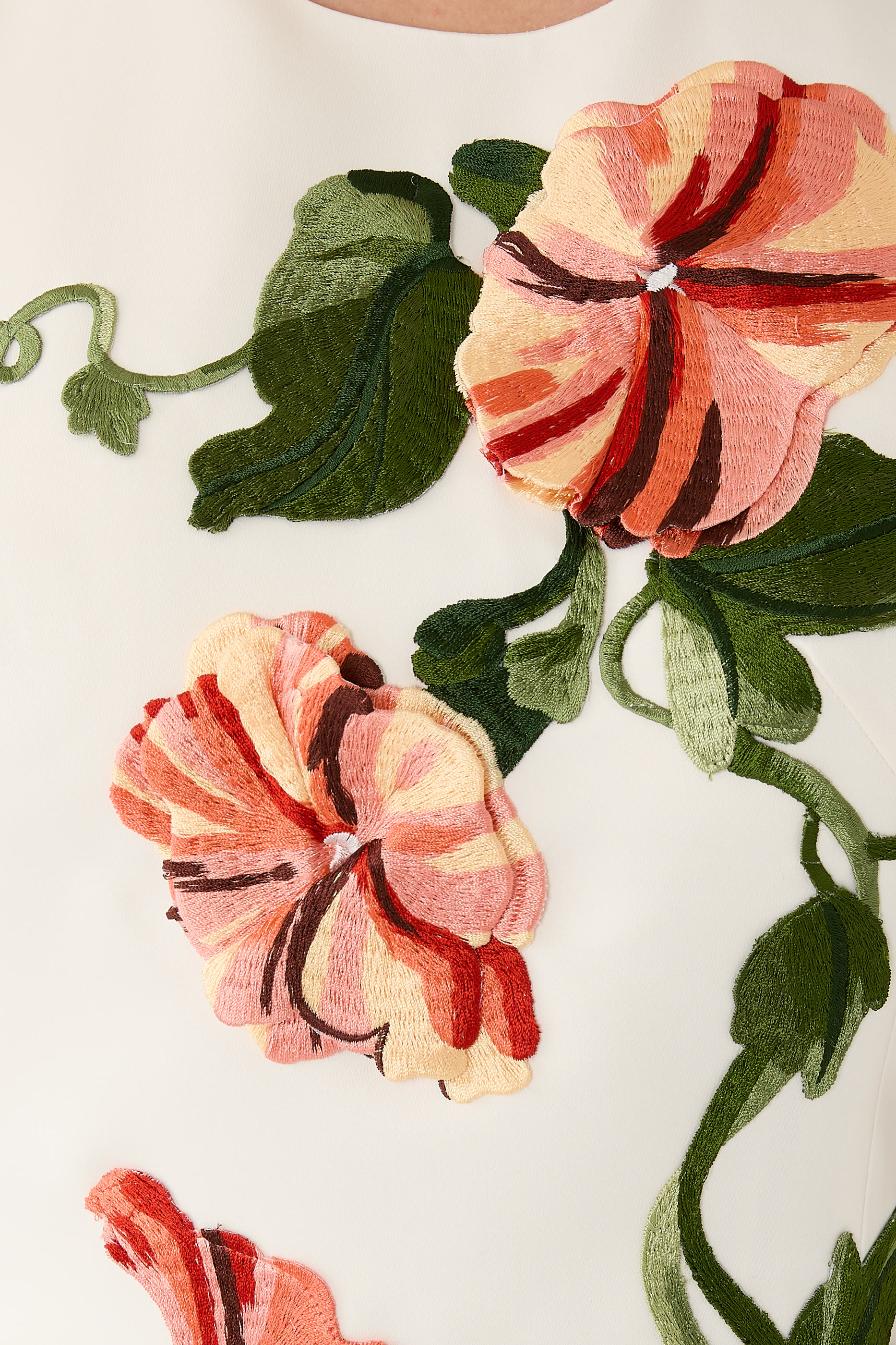 فستان كليو متوسط الطول بنقشة أزهار أبليكيه