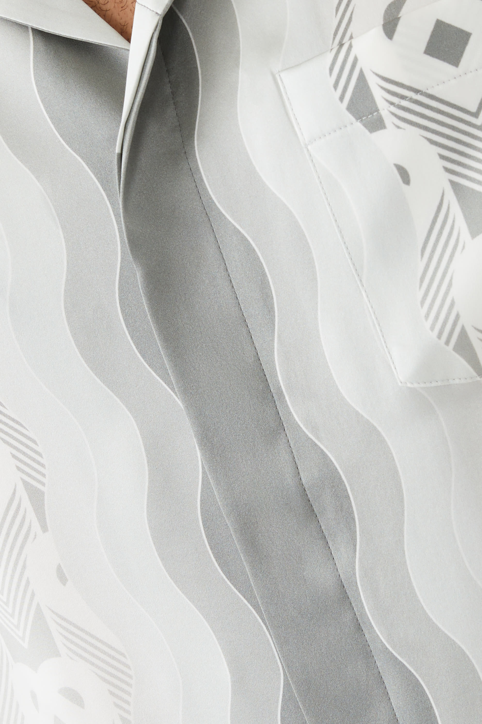 تيشيرت بلون متدرج وحروف شعار الماركة