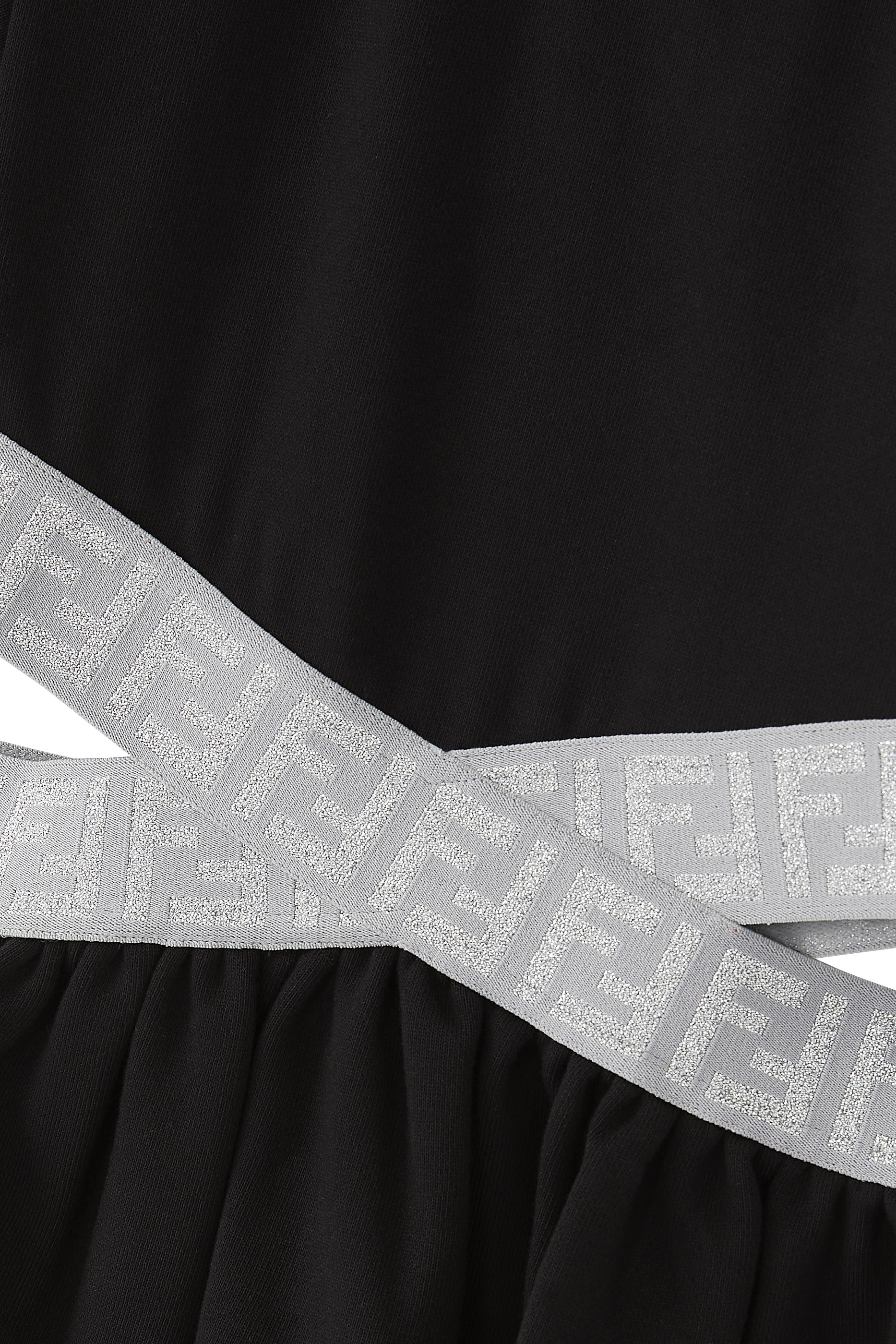 فستان بخصر بفتحات بطبعات شعار الماركة