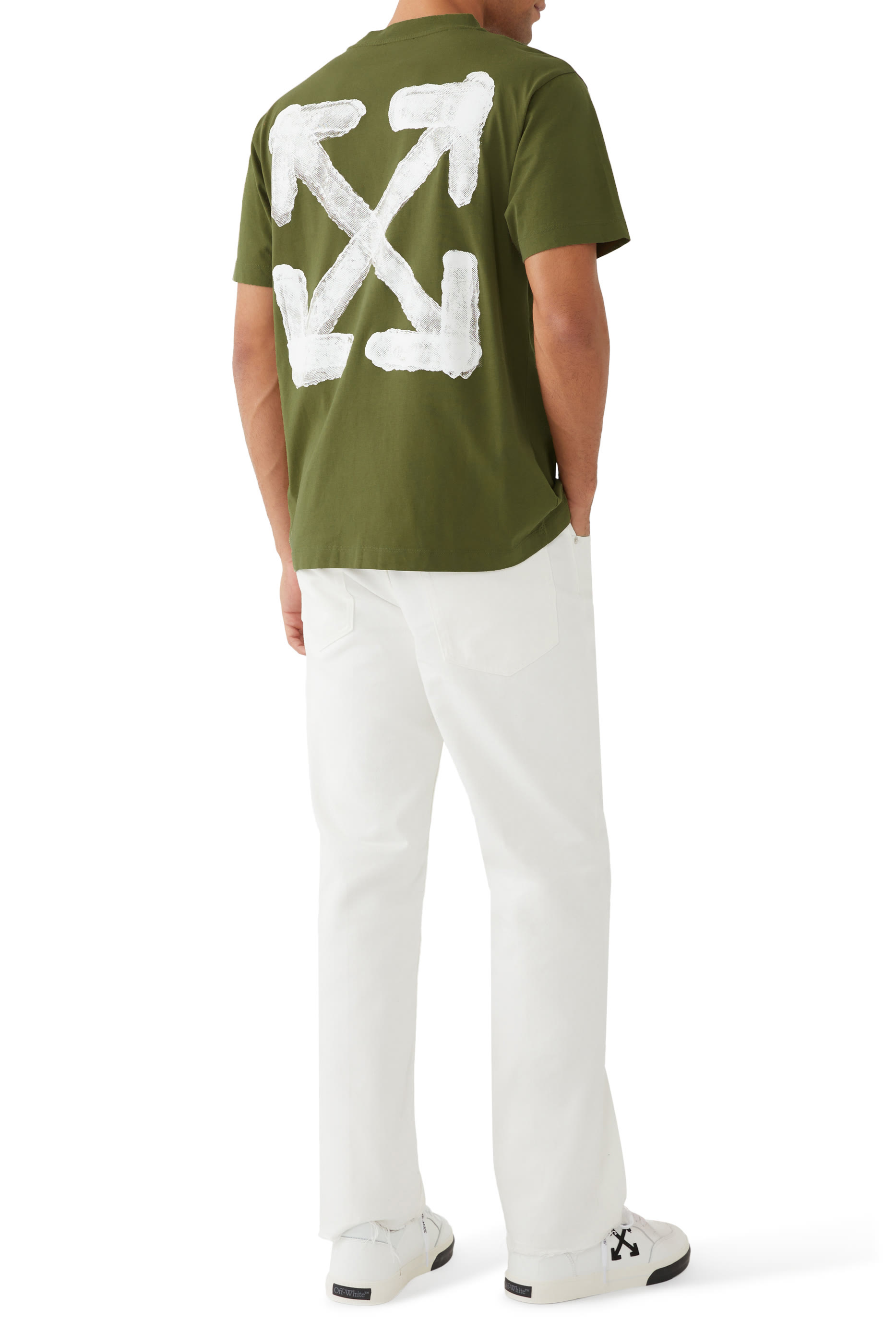 تيشيرت بقصة ضيقة بأكمام قصيرة ونقشة أسهم