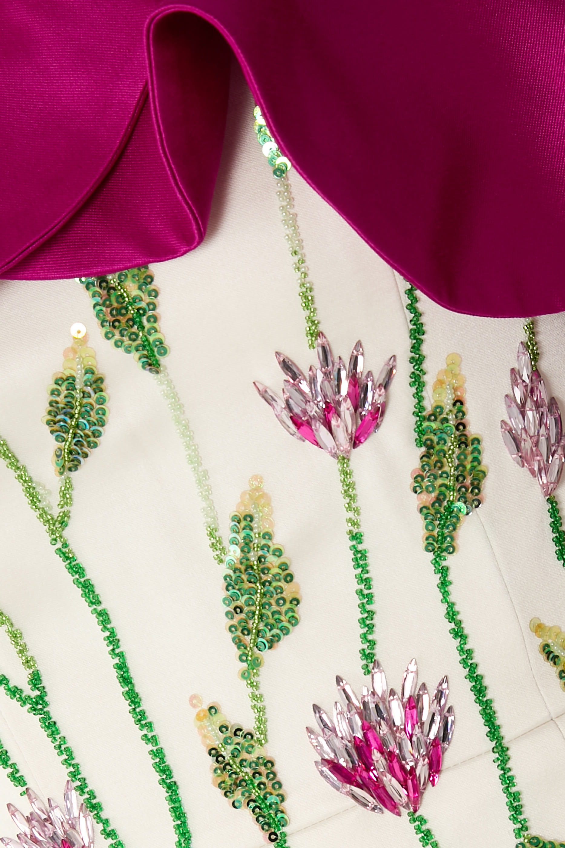 فستان سهرة بأكتاف مكشوفة وكشكش