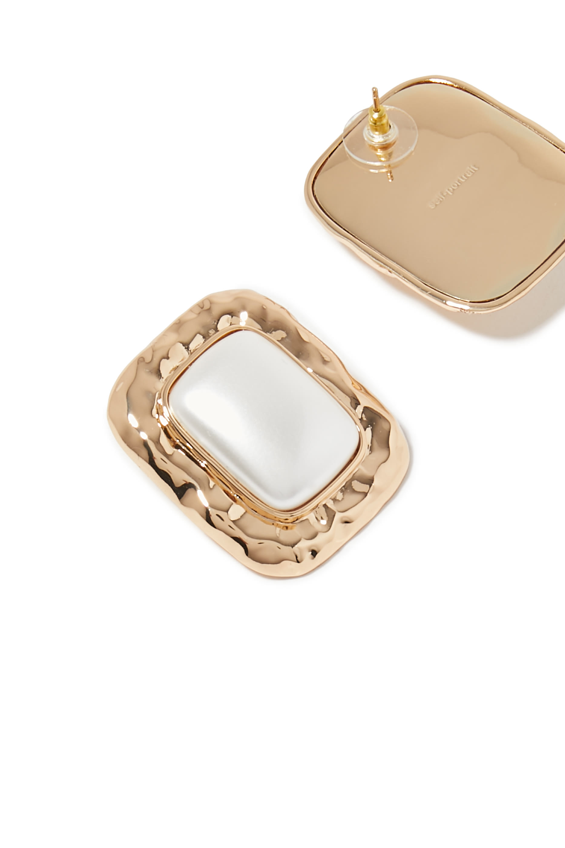 أقراط مزينة بنقشة ولؤلؤ