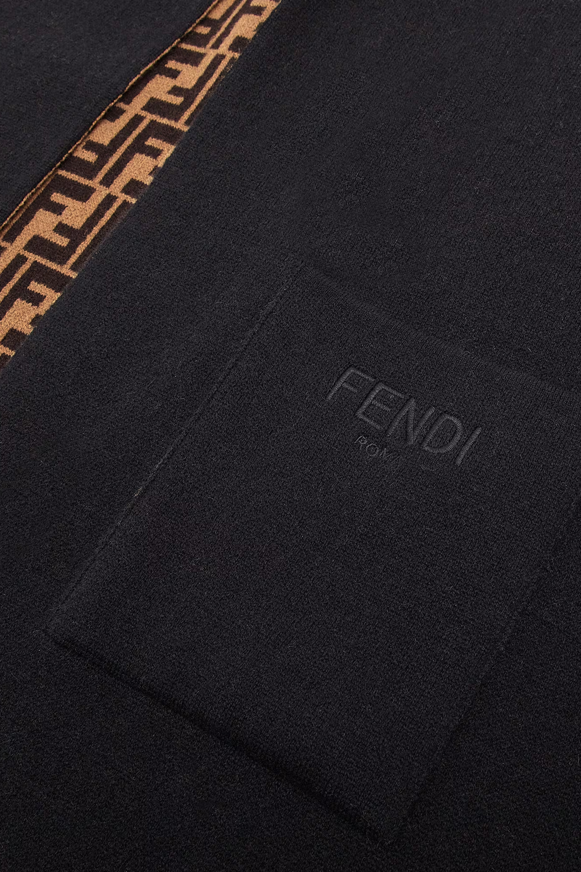 كاب بتصميم بوجهين بشعار الماركة