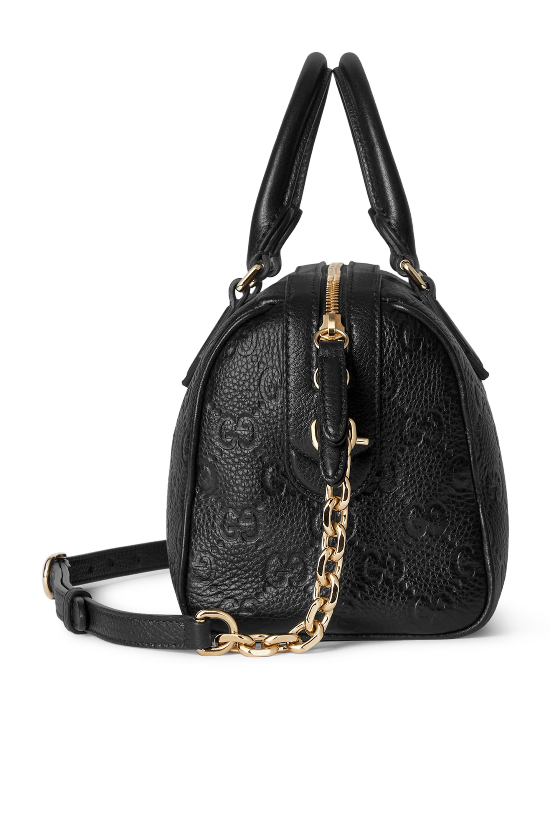 حقيبة صغيرة بيد علوية ونقشة حرفي شعار الماركة