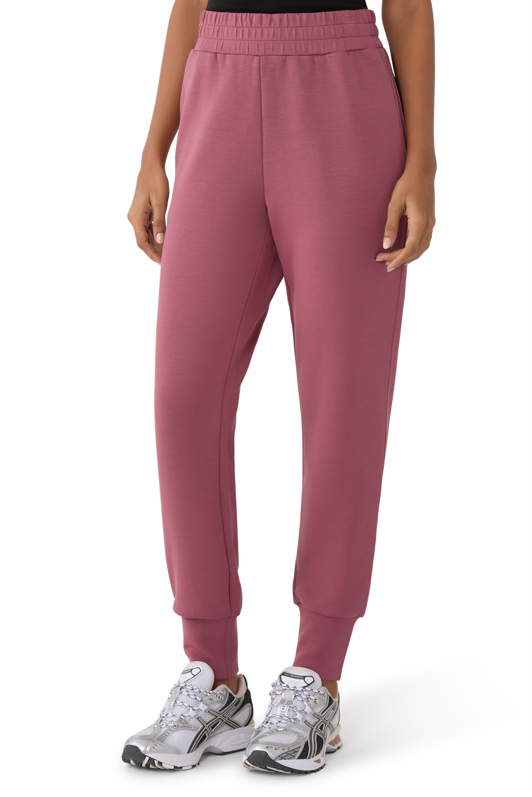 بنطال بقصة ضيقة وأساور