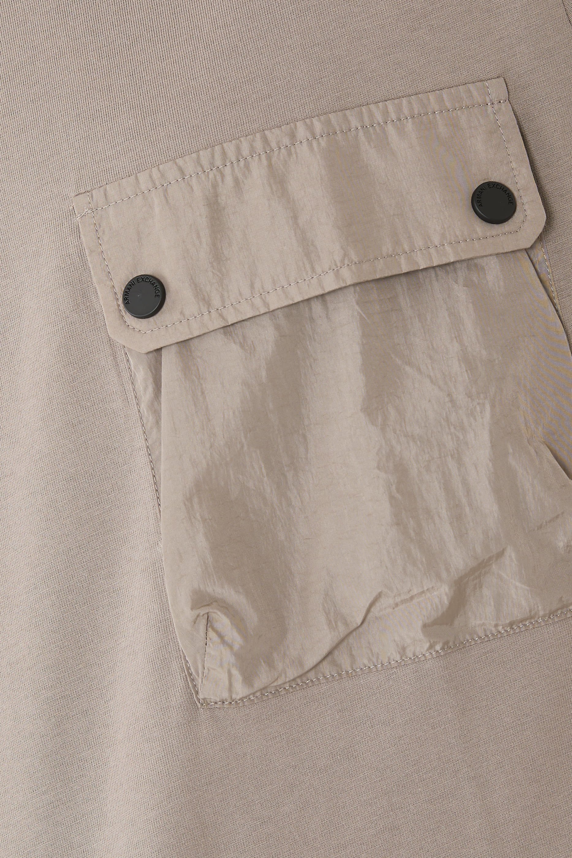 تيشيرت بجيب بشعار الماركة