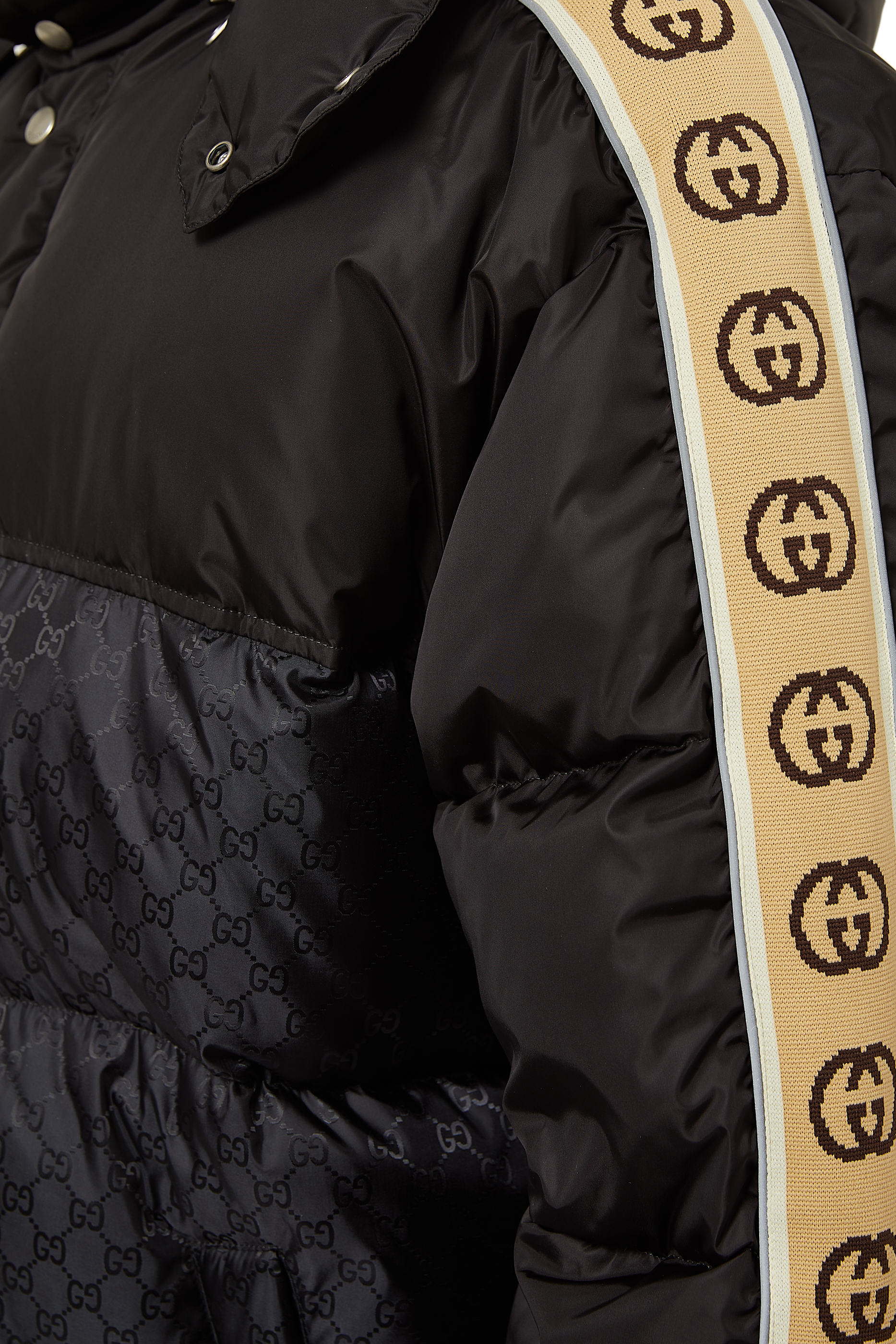 معطف نايلون مُبطن بنقشة جاكار بحرفي شعار الماركة متداخلين