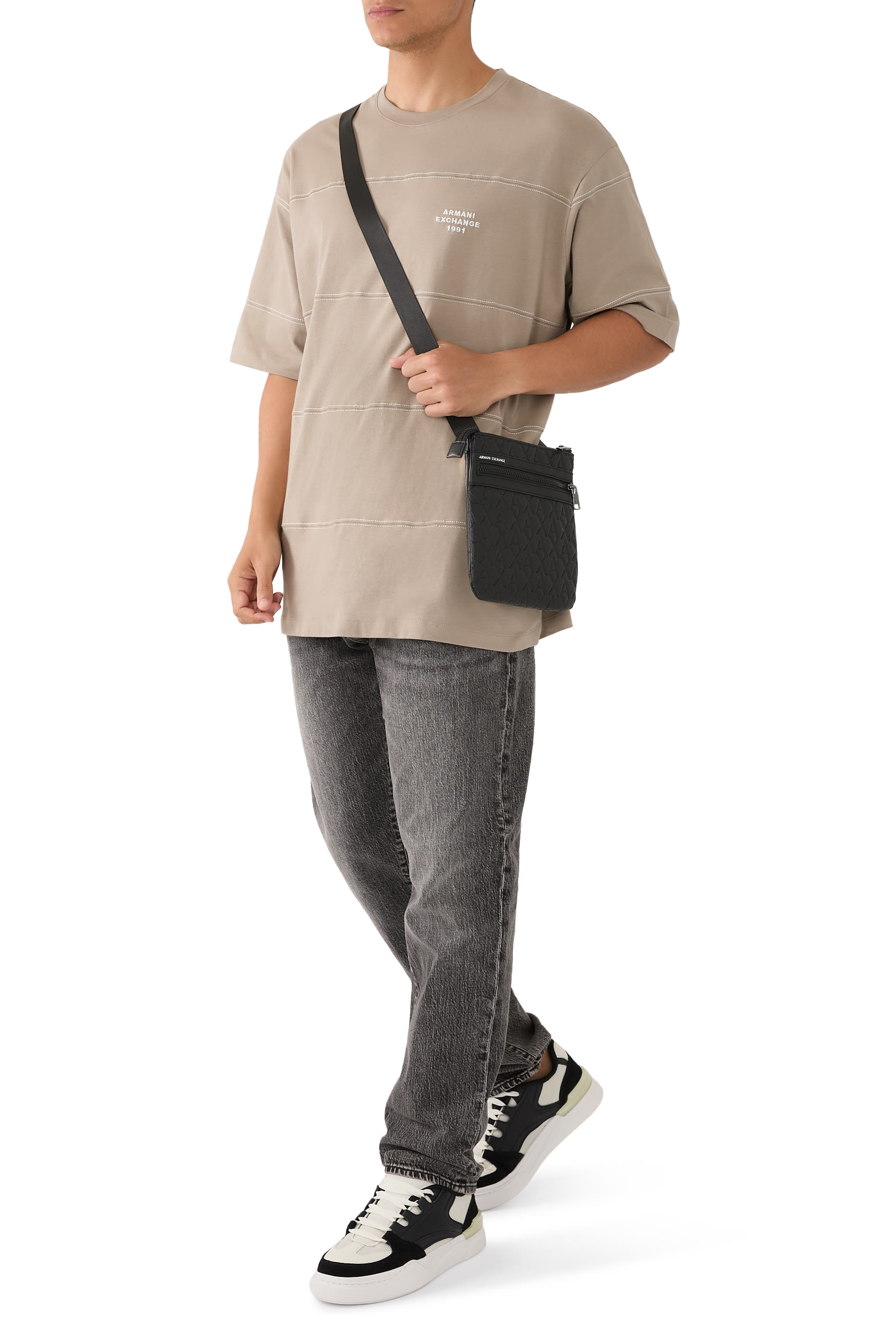 تيشيرت بحروف شعار الماركة