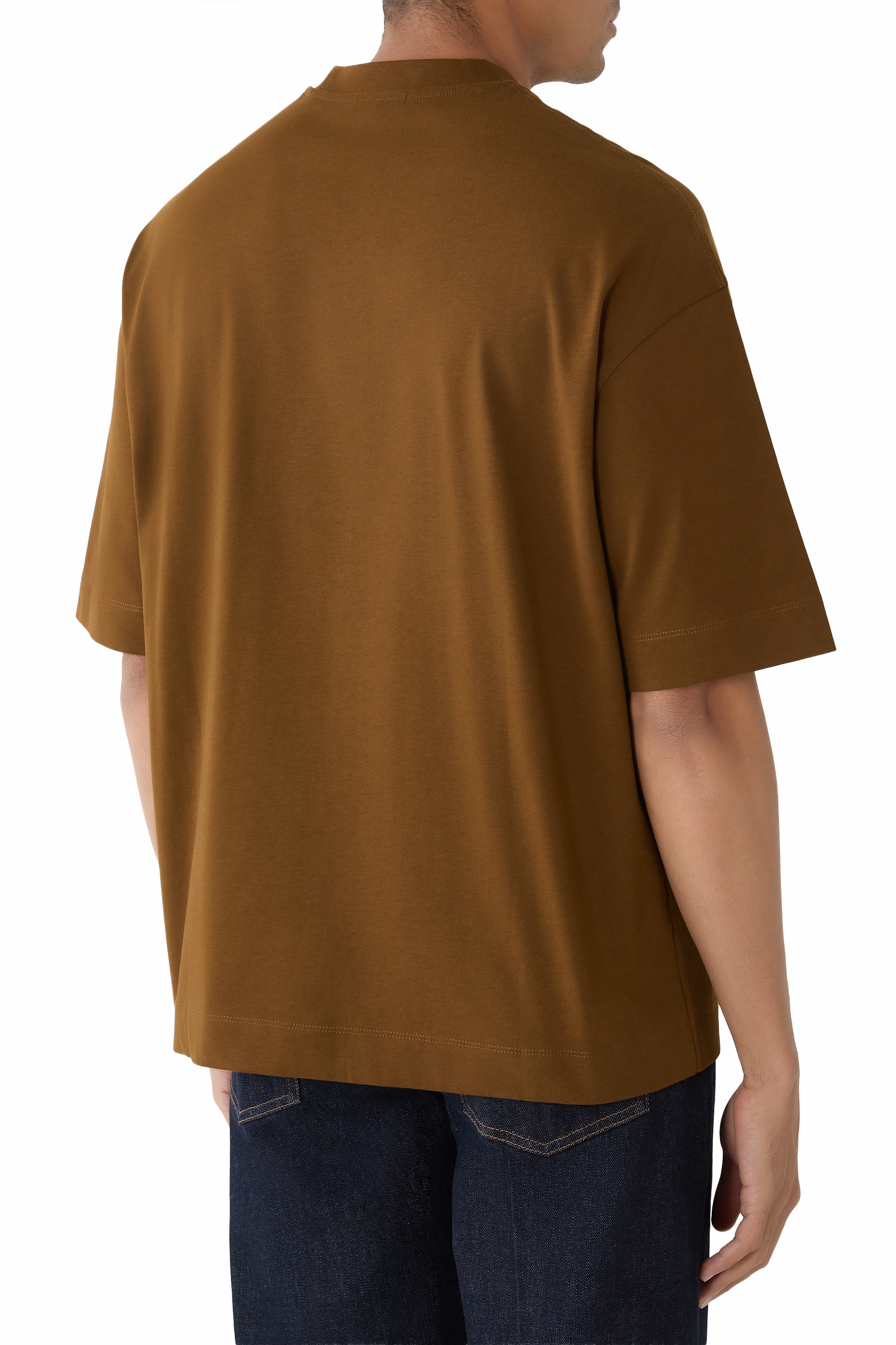 تيشيرت بشعار الماركة بحجم صغير عند الياقة