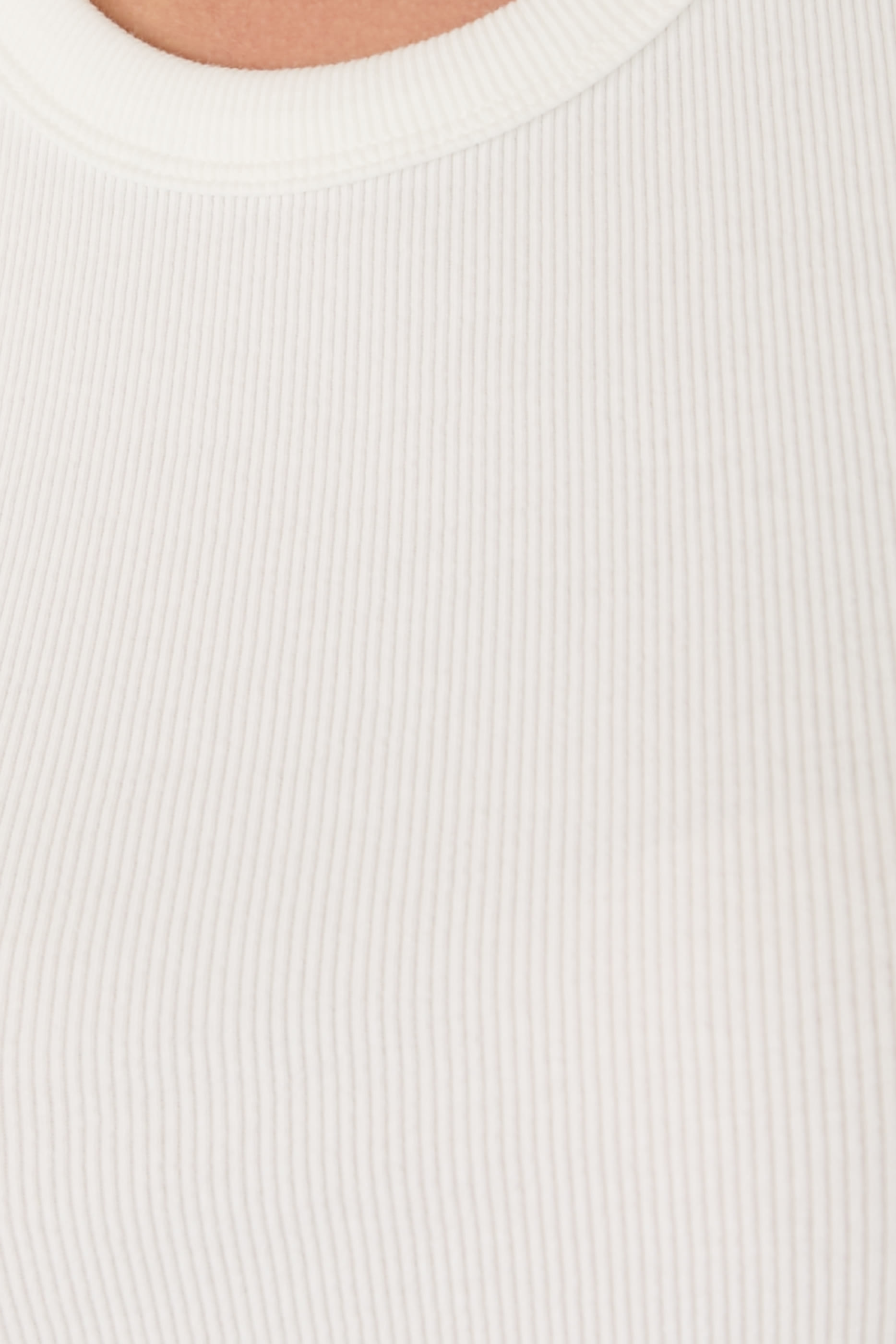 بلوزة يو مضلعة بلا أكمام