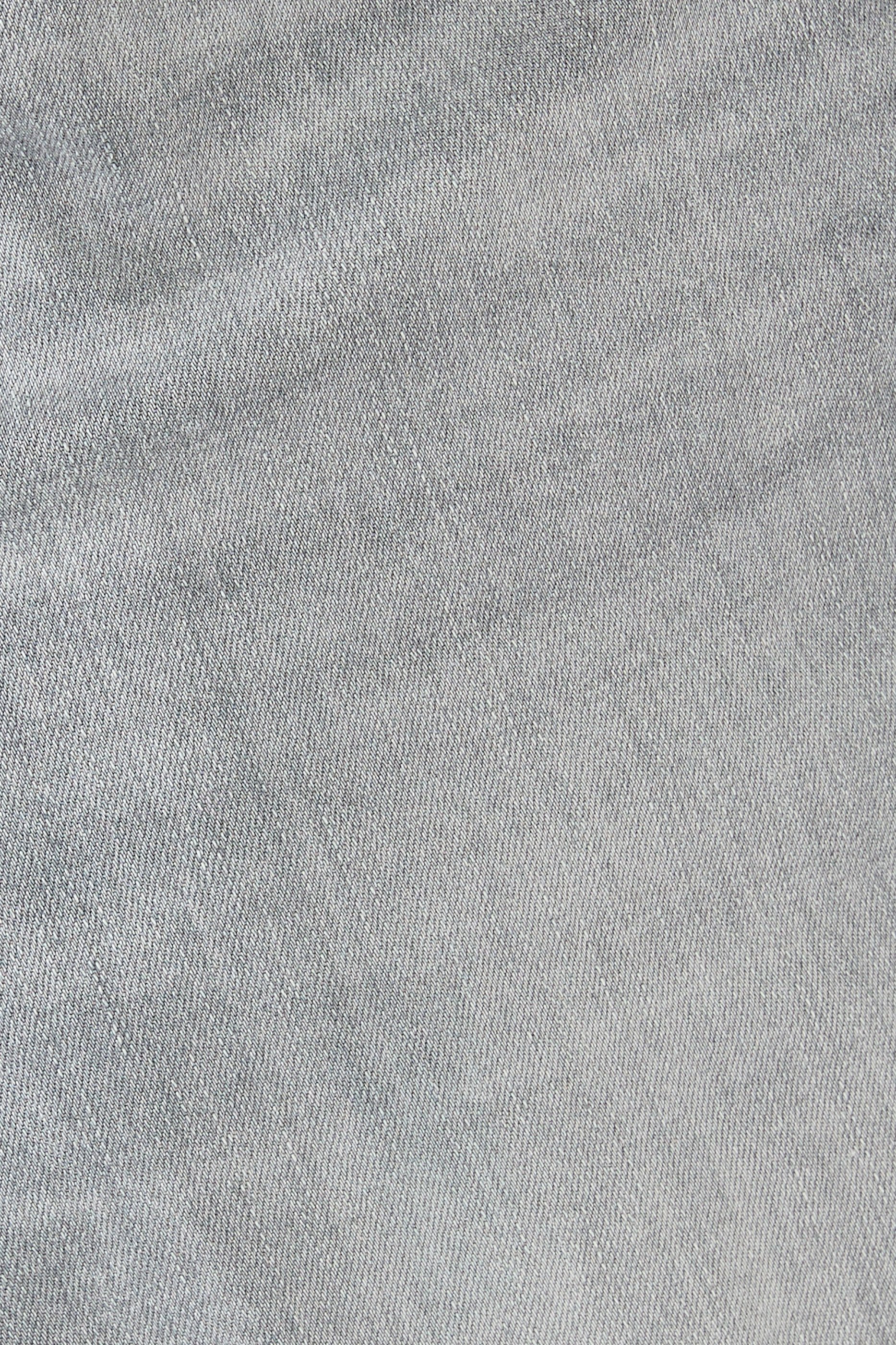 بنطال جينز بقصة ضيقة