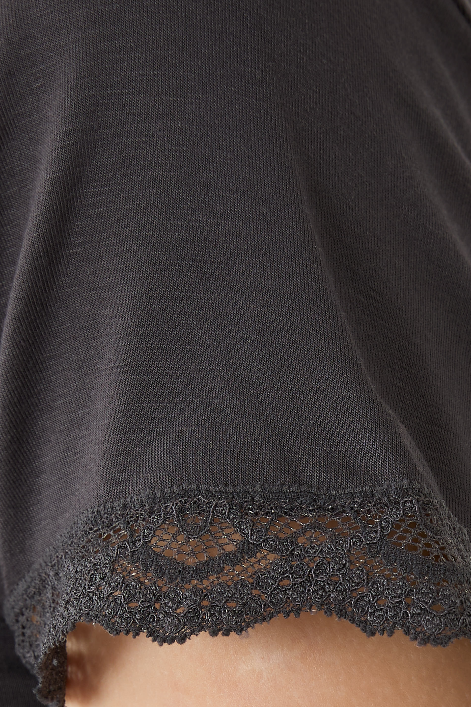 طقم بيجامة بياقة عميقة وحواف دانتيل