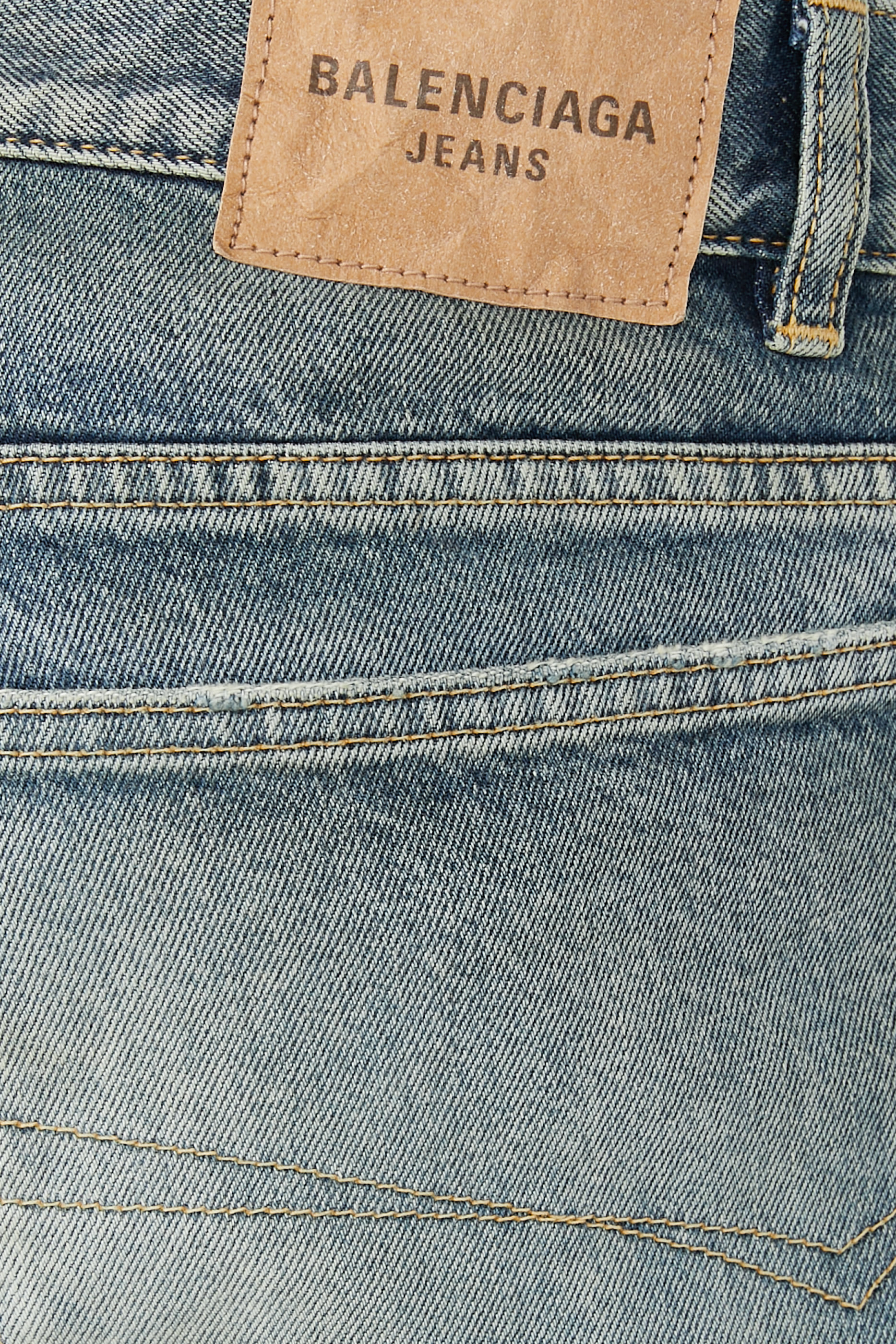 بنطال جينز بقصة فضفاضة للجنسين