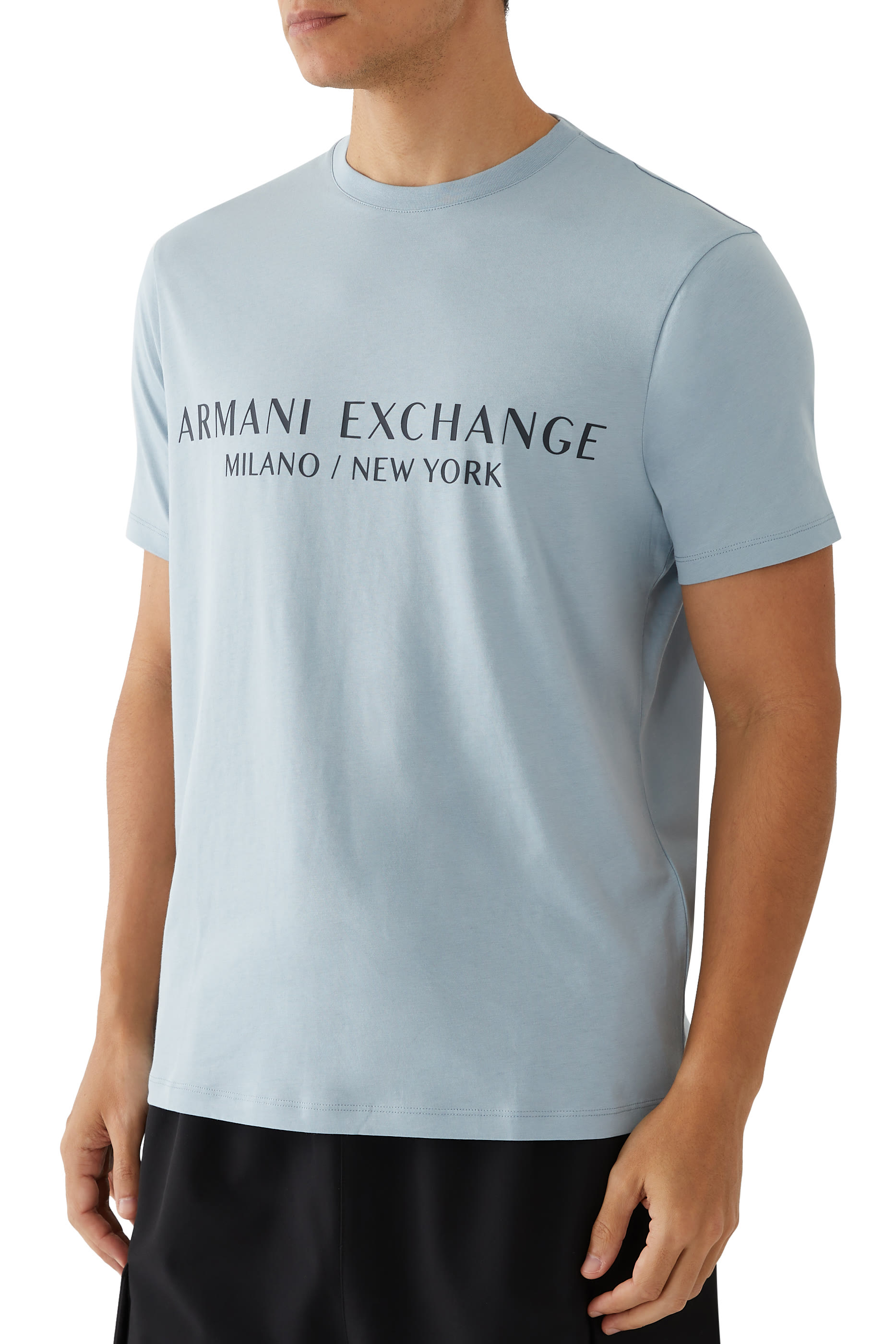 تيشيرت بشعار الماركة بقصة عادية