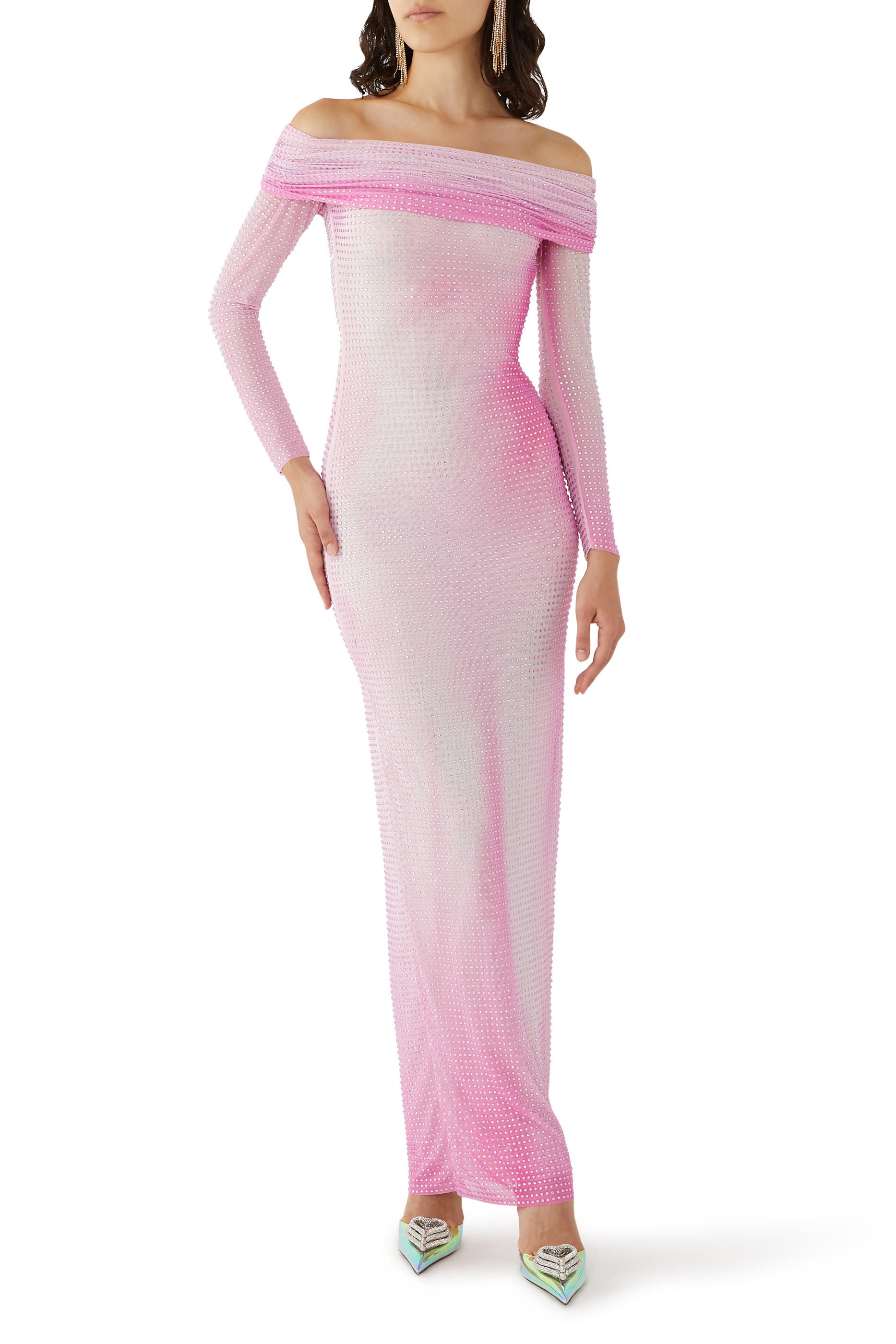 فستان طويل بأكتاف متساقطة مزين بالكريستال ونقشة تبرز جمال قوامك