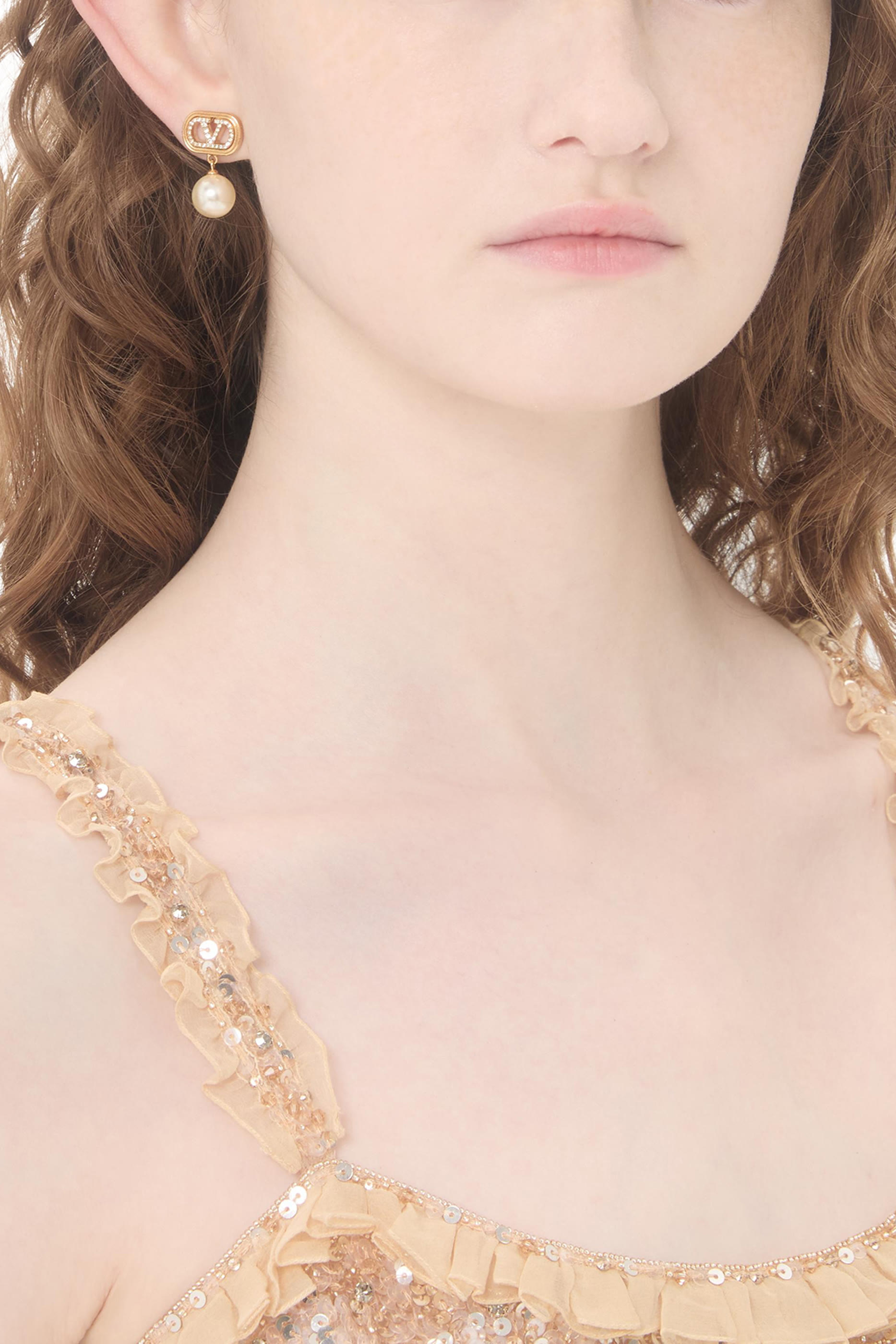 أقراط بشعار الماركة