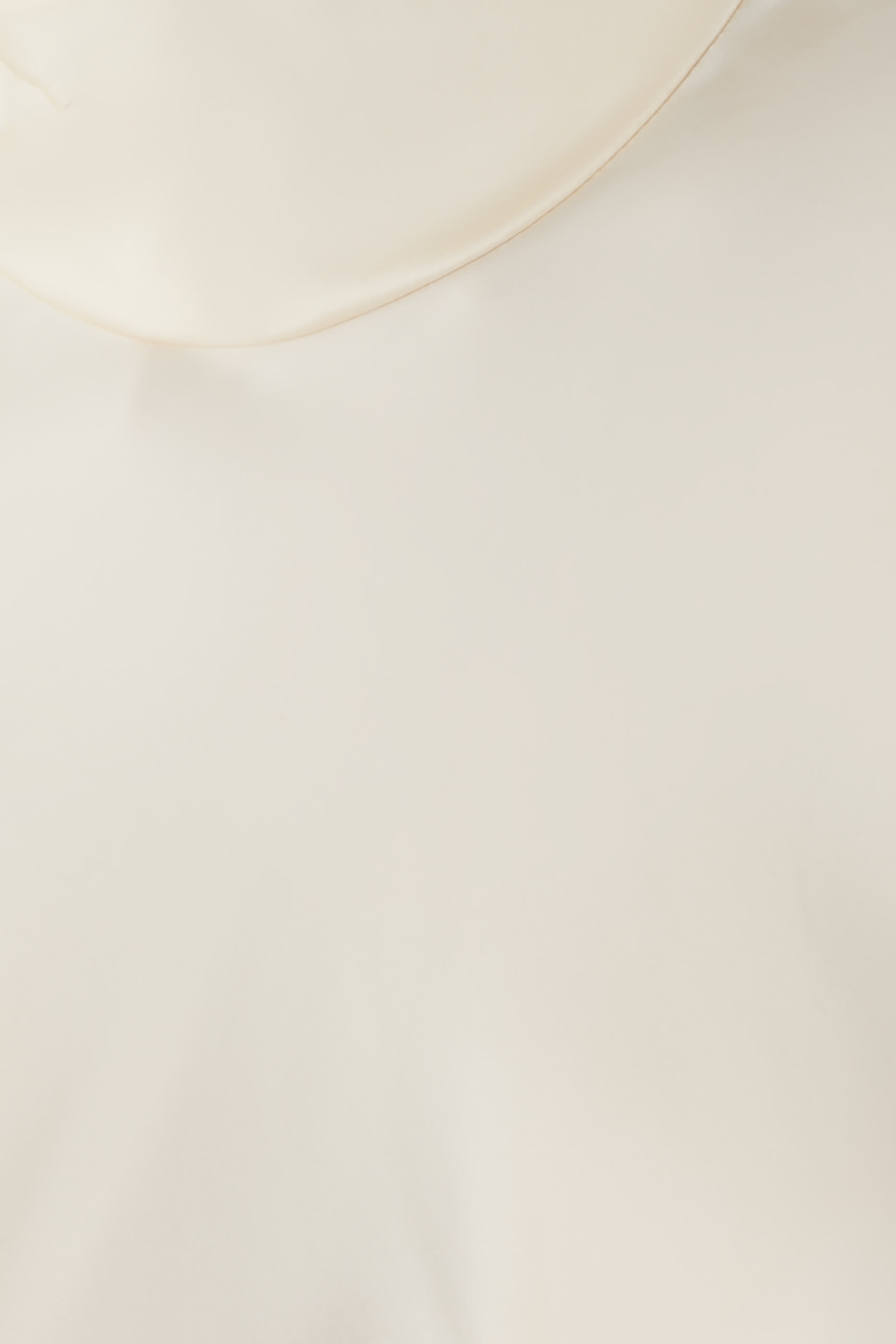 بلوزة بأكتاف مكشوفة ستان