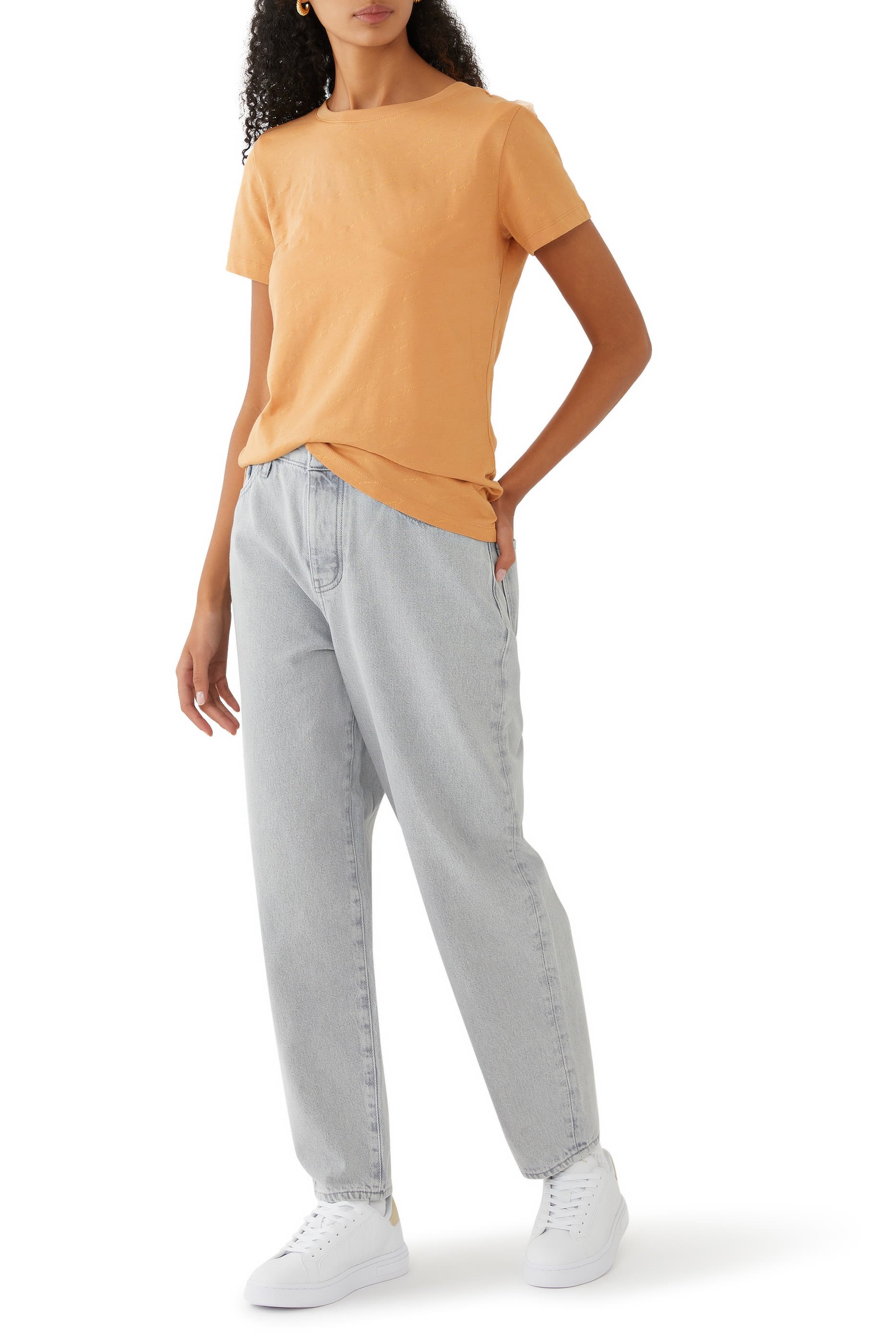 سنيكرز بحروف شعار الماركة بالكامل