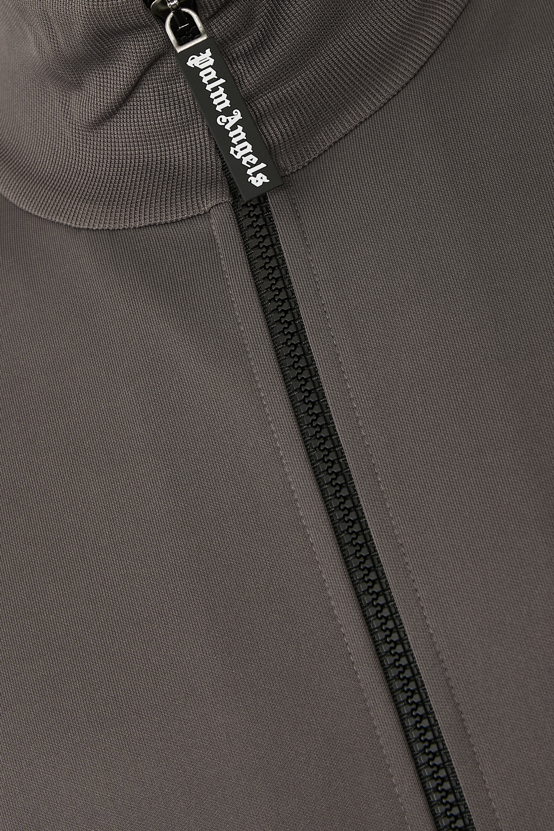 جاكيت رياضي بشعار الماركة المقوس في الخلف