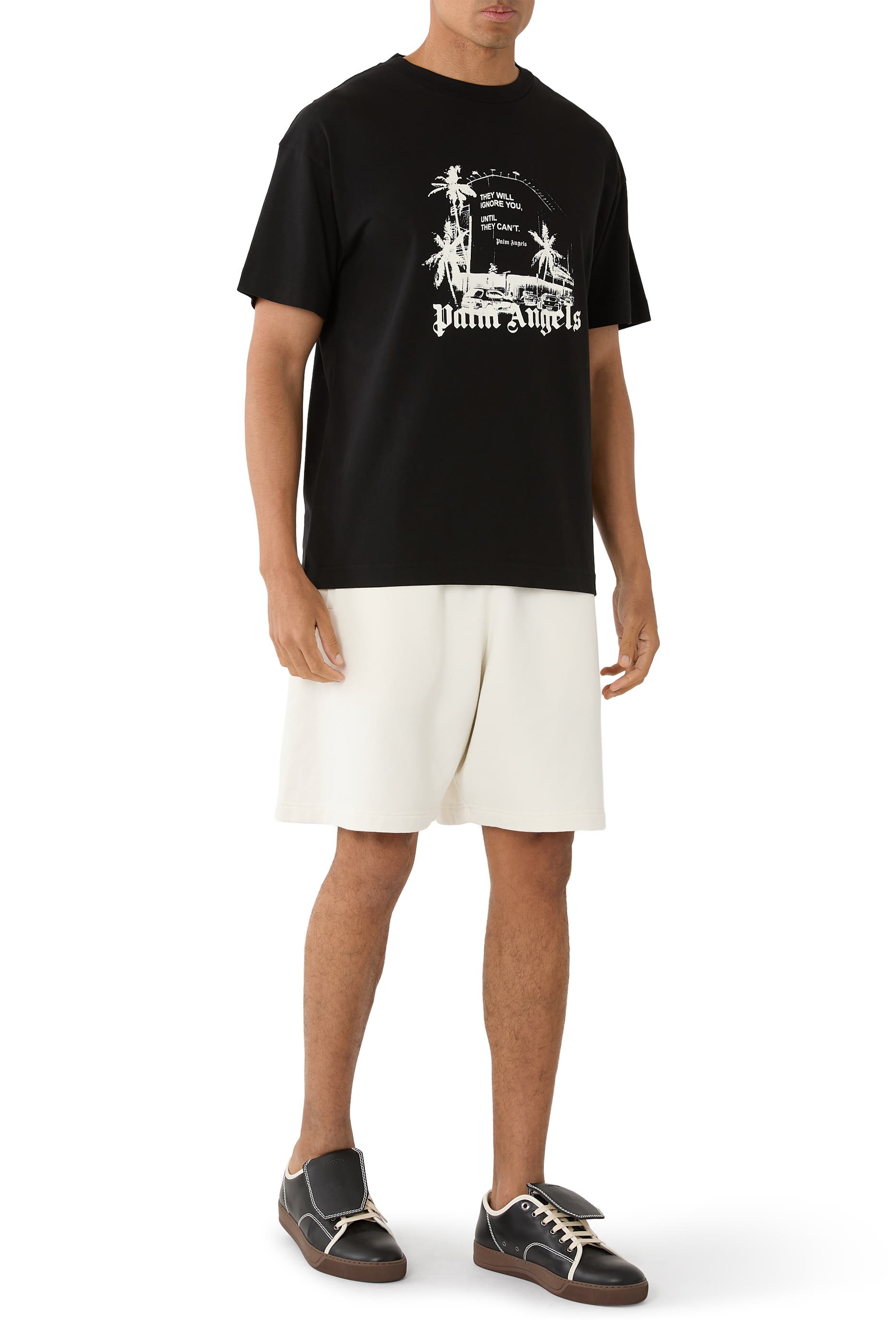 شورت رياضي بشعار الماركة عند الخصر