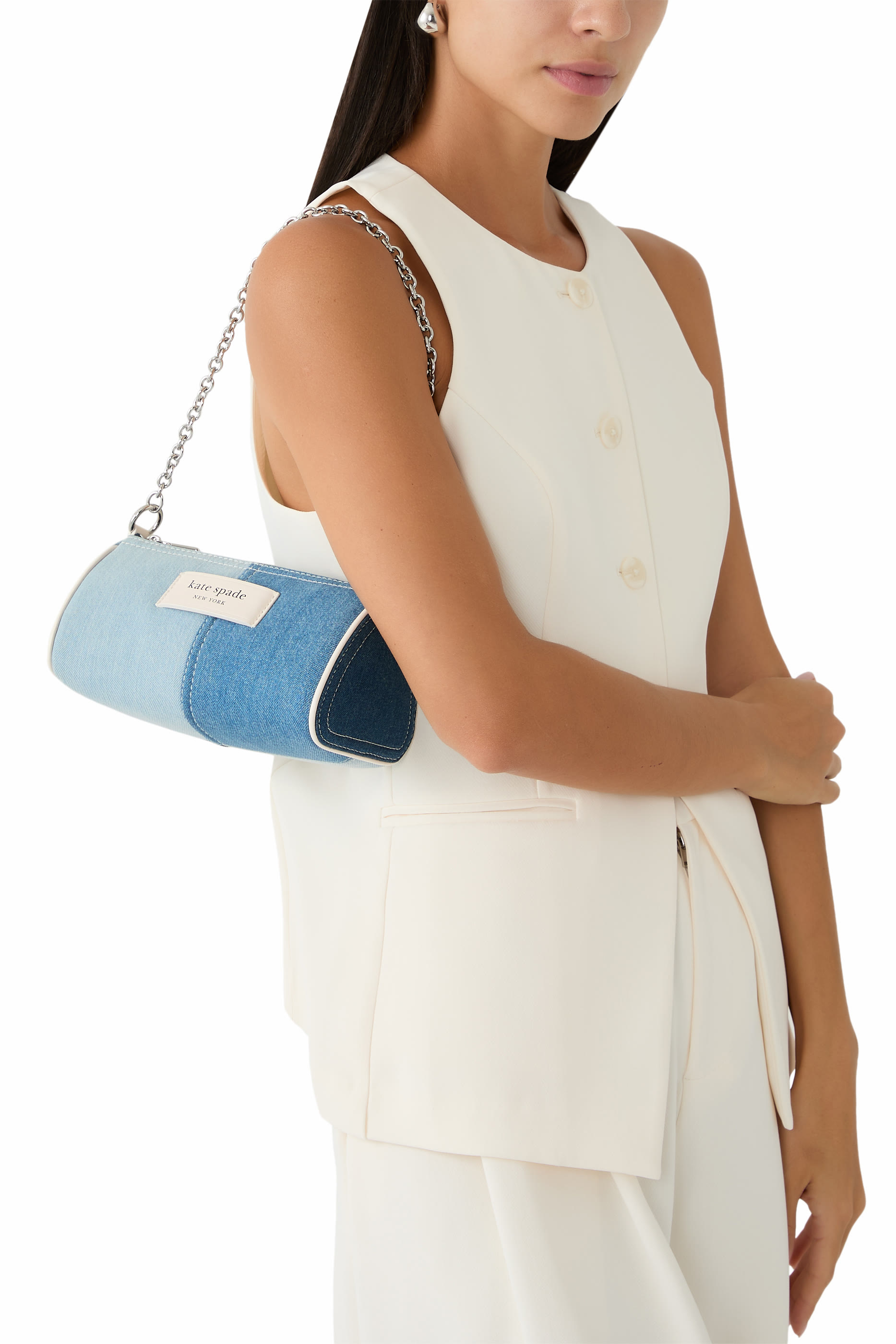 حقيبة صغيرة بشعار الماركة