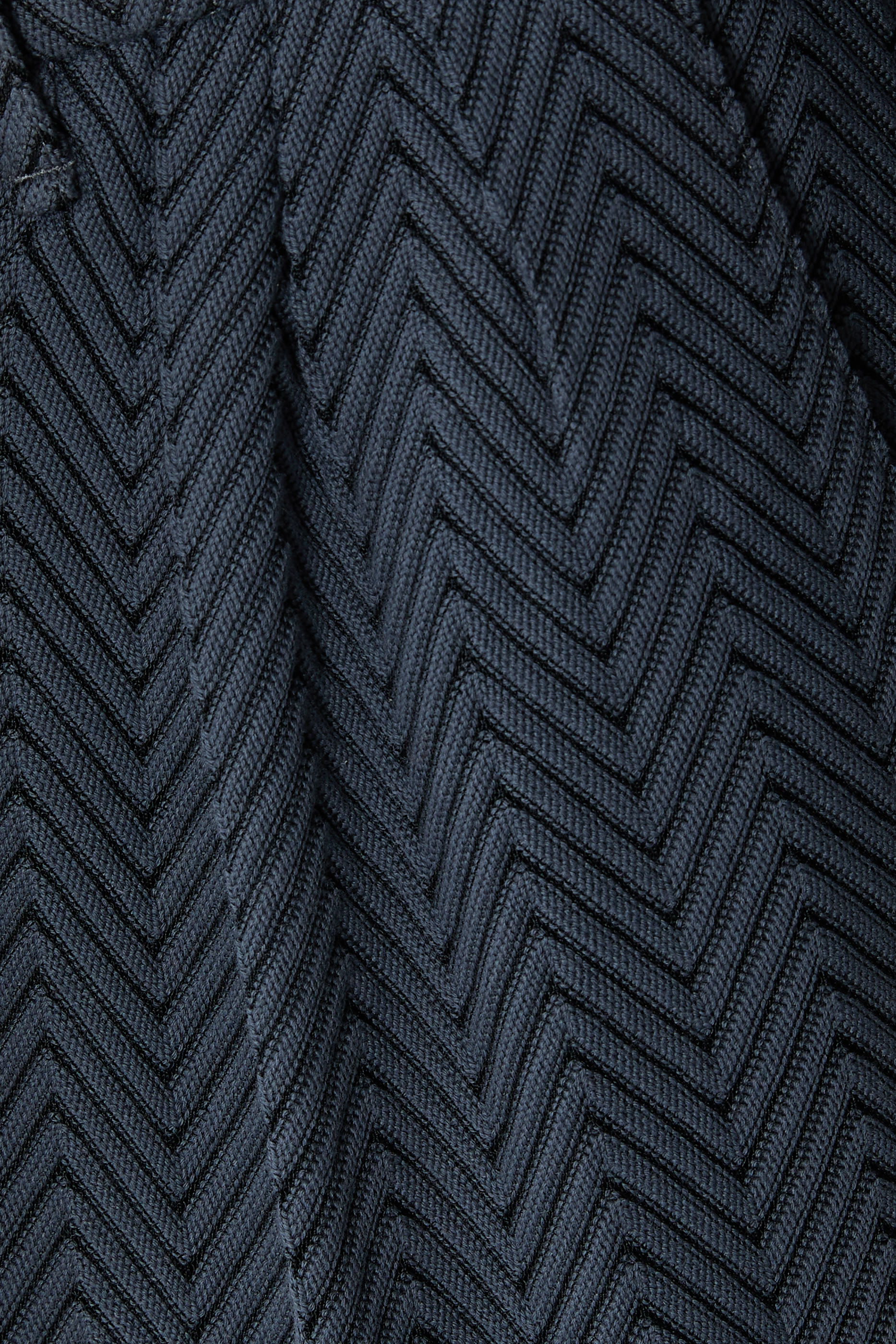 بنطال بقصة ساق واسعة ونقشة خطوط متعرجة