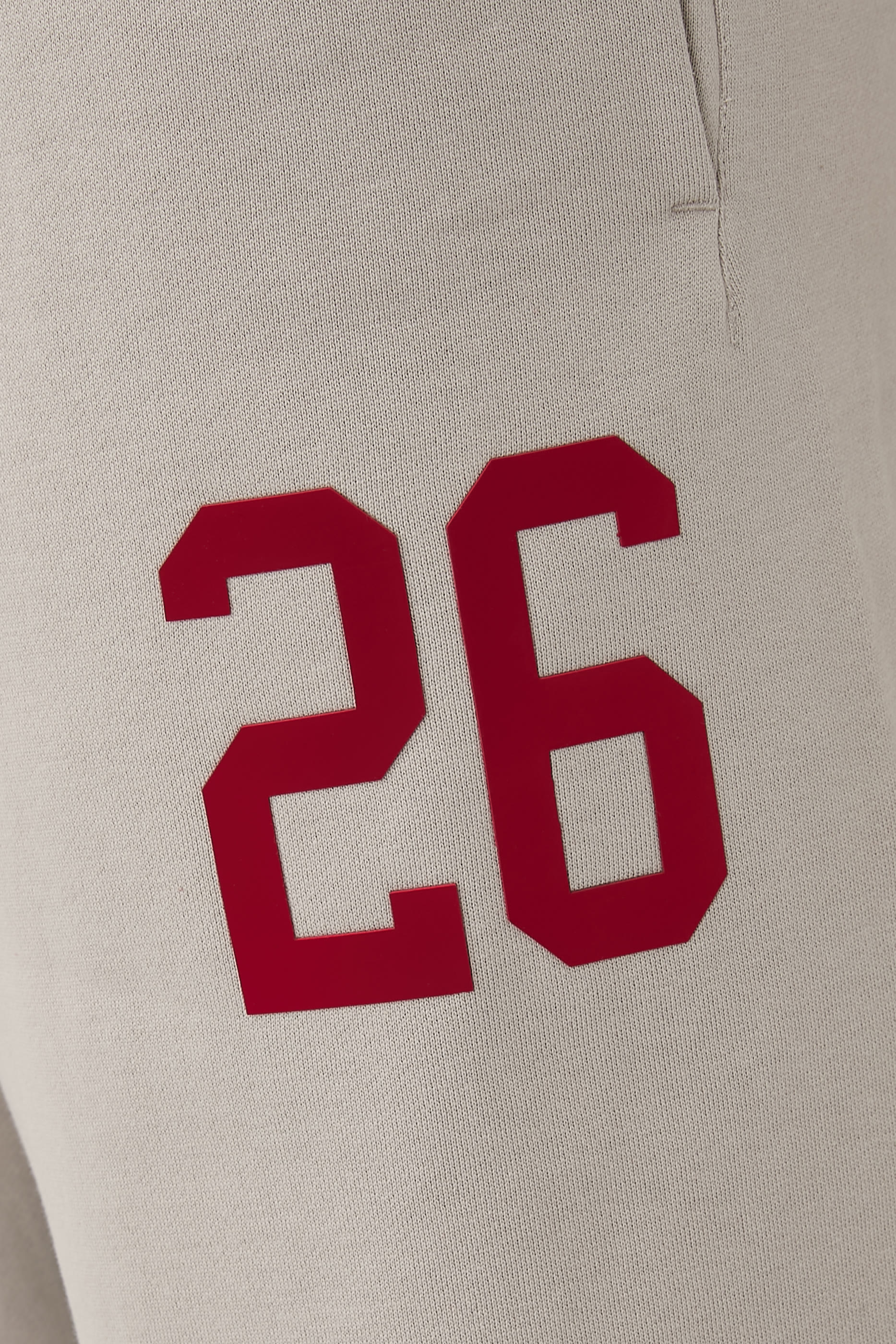 بنطال رياضي بتصميم جامعي