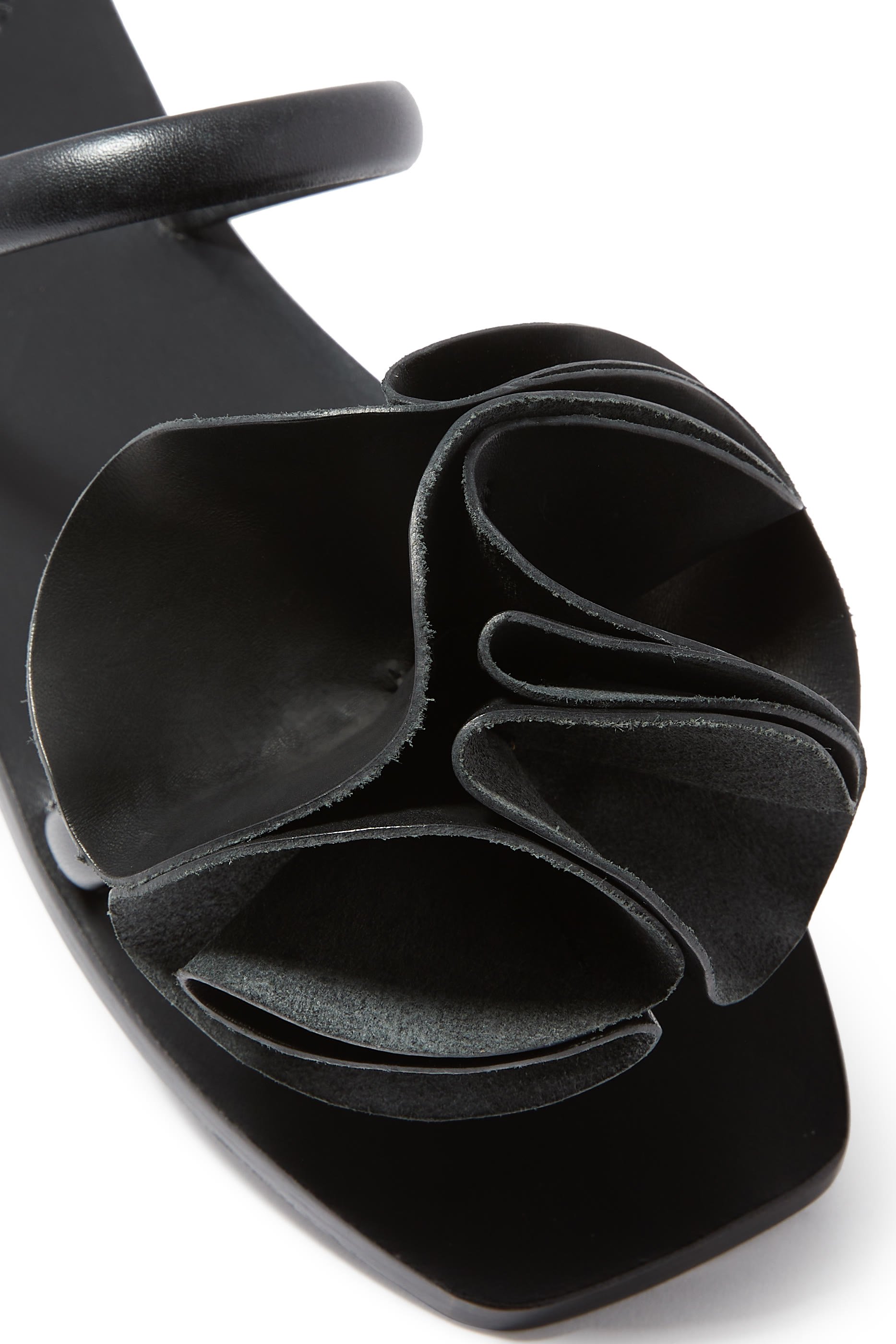 حذاء خفيف إسيرنيا مزين بزهرة