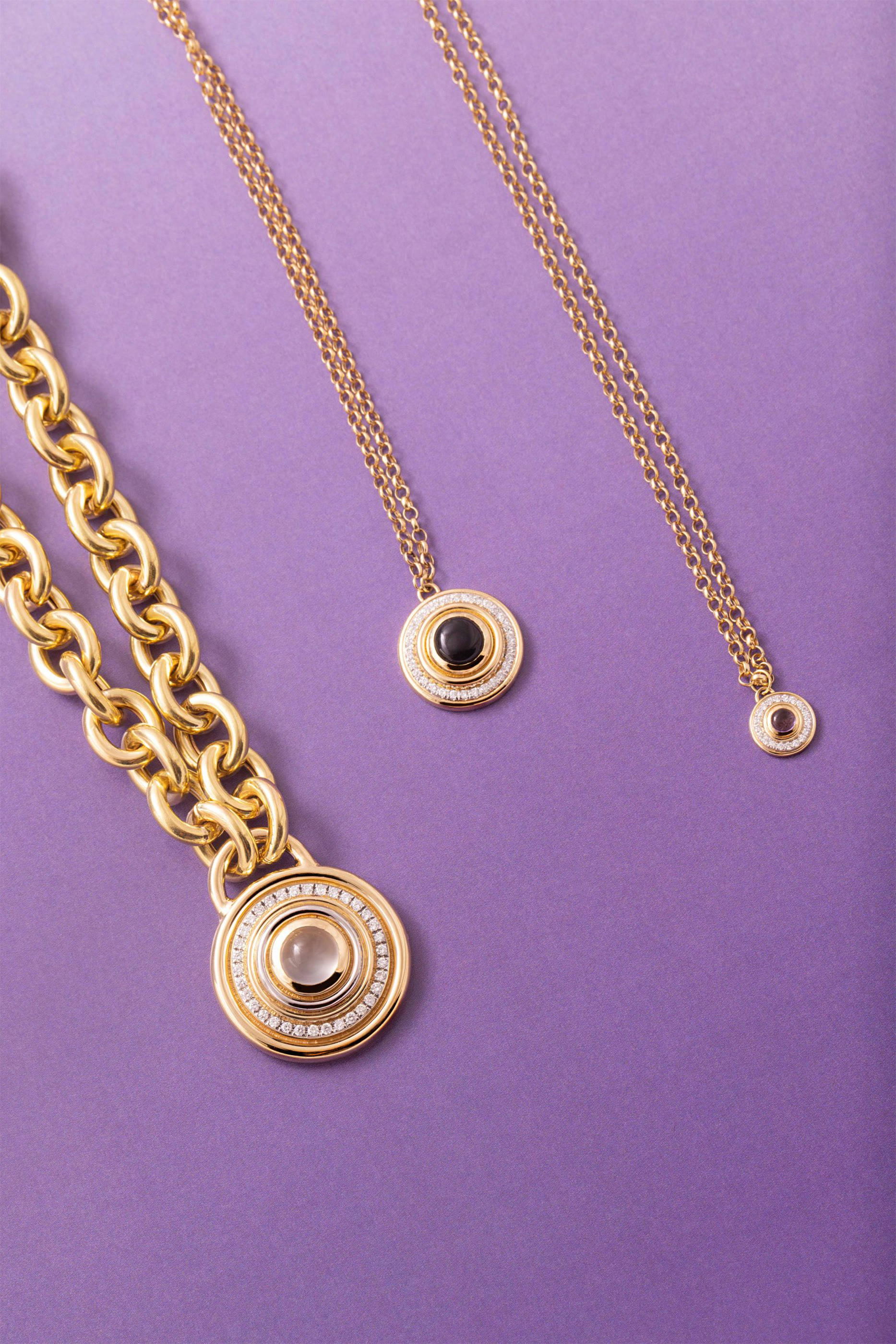 قلادة ميميت مرصعة بالماس والجمشت ذهب أصفر عيار 18