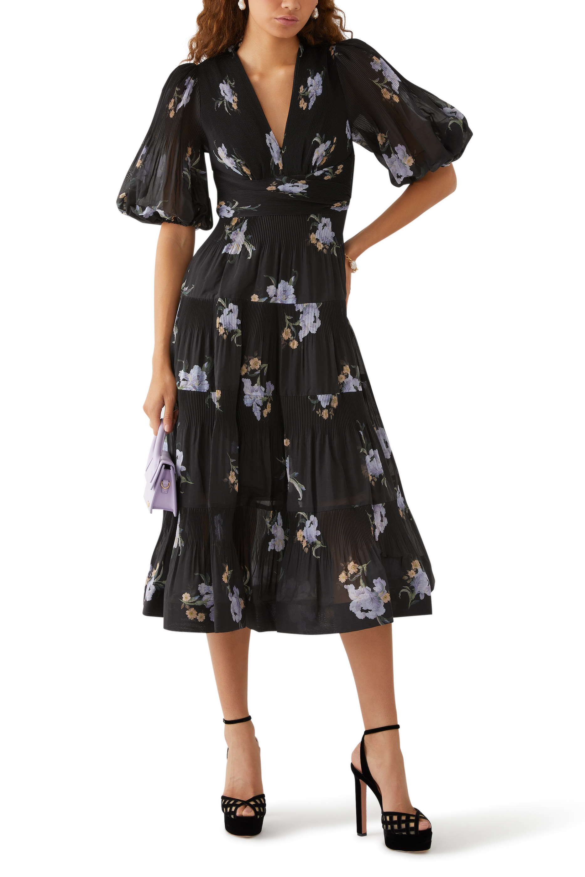 فستان متوسط الطول بطيات