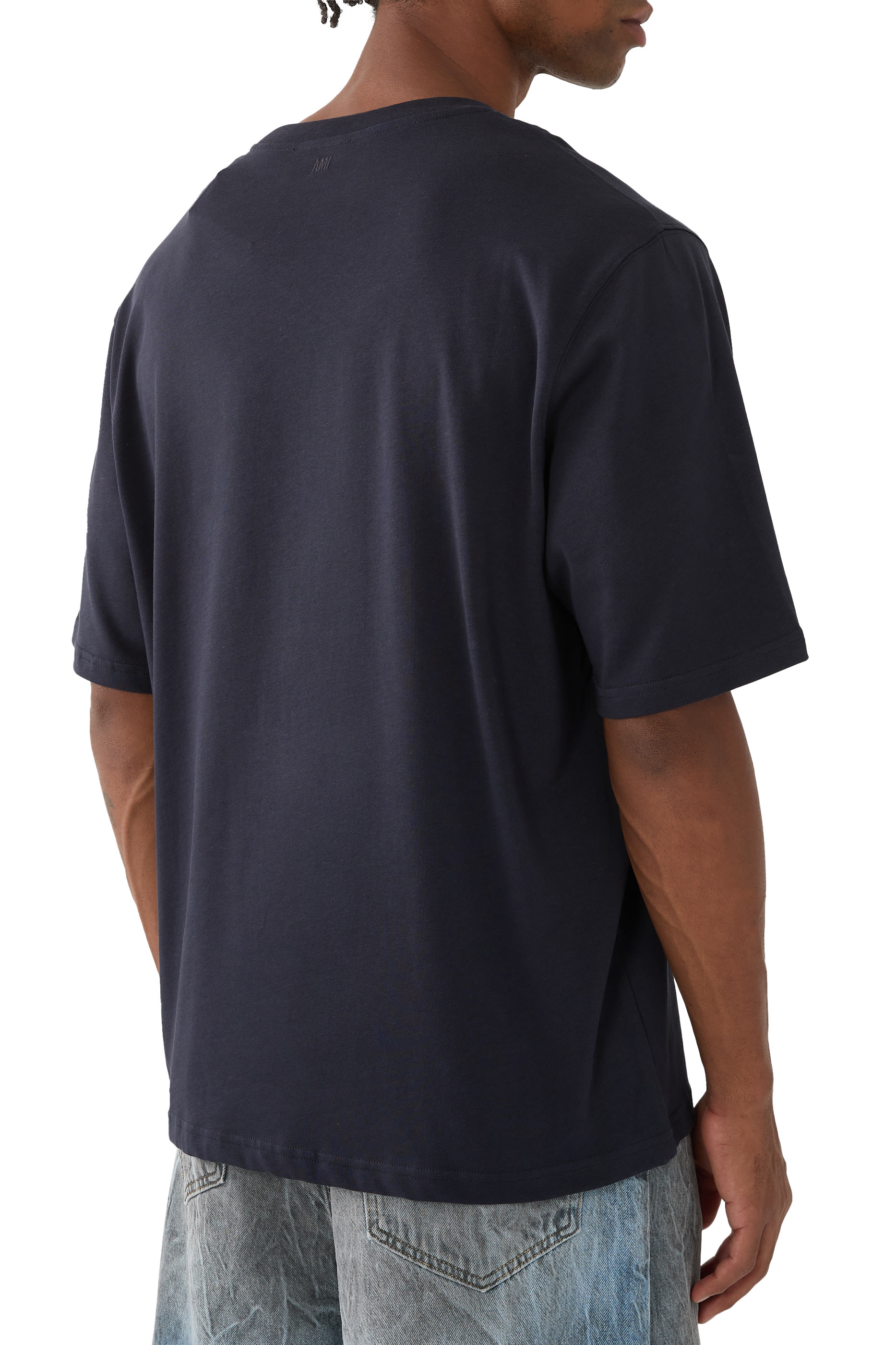 تيشيرت بأكمام قصيرة وشعار الماركة