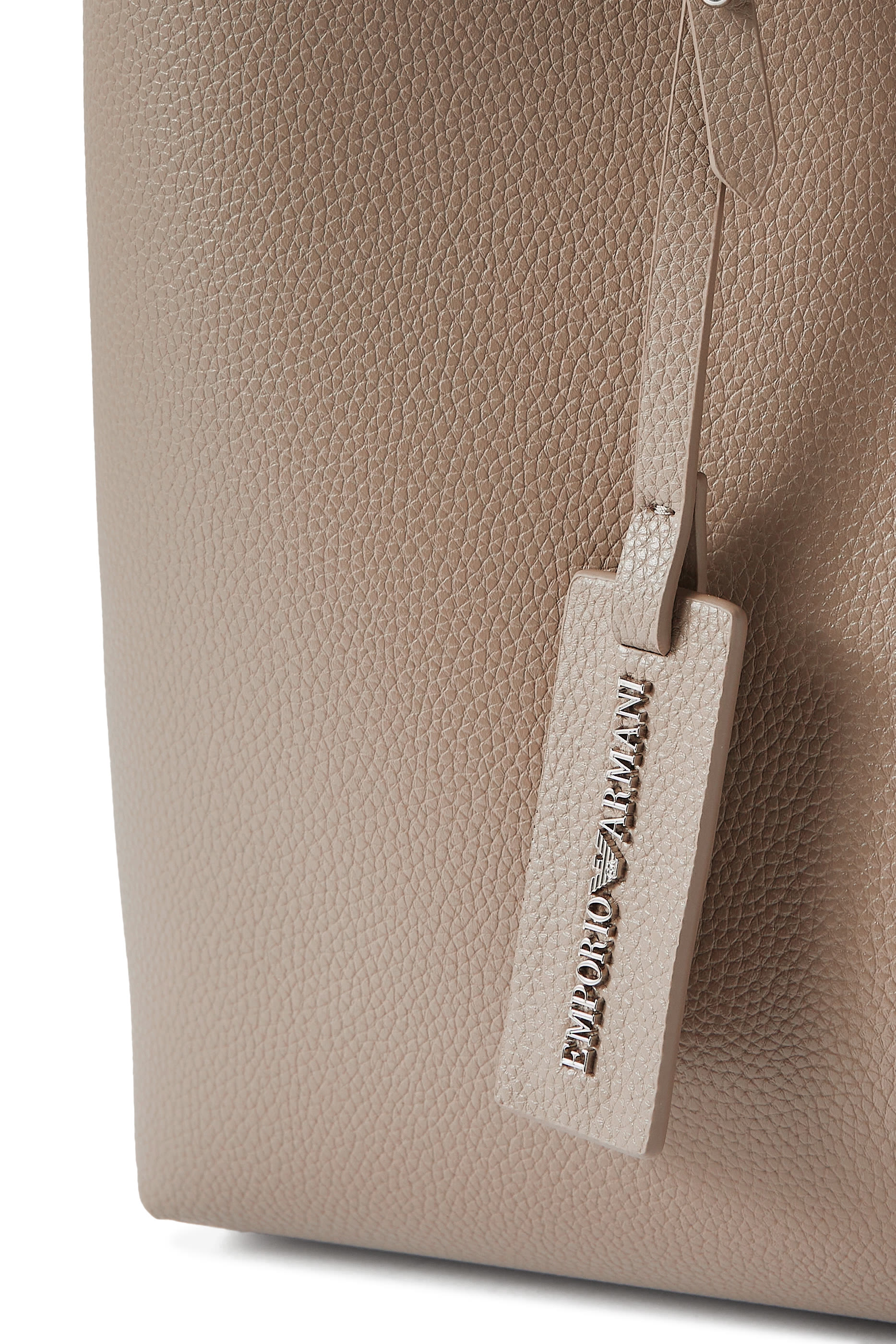 حقيبة يد بشعار الماركة