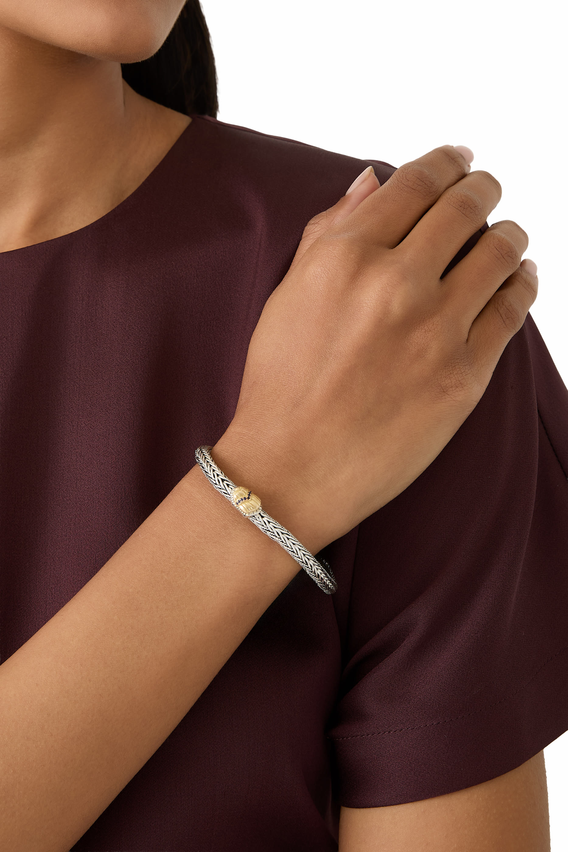 سوار بتصميم مضفر مزين بجعران مرصع بماس، فضة إسترلينية وذهب أصفر عيار 18