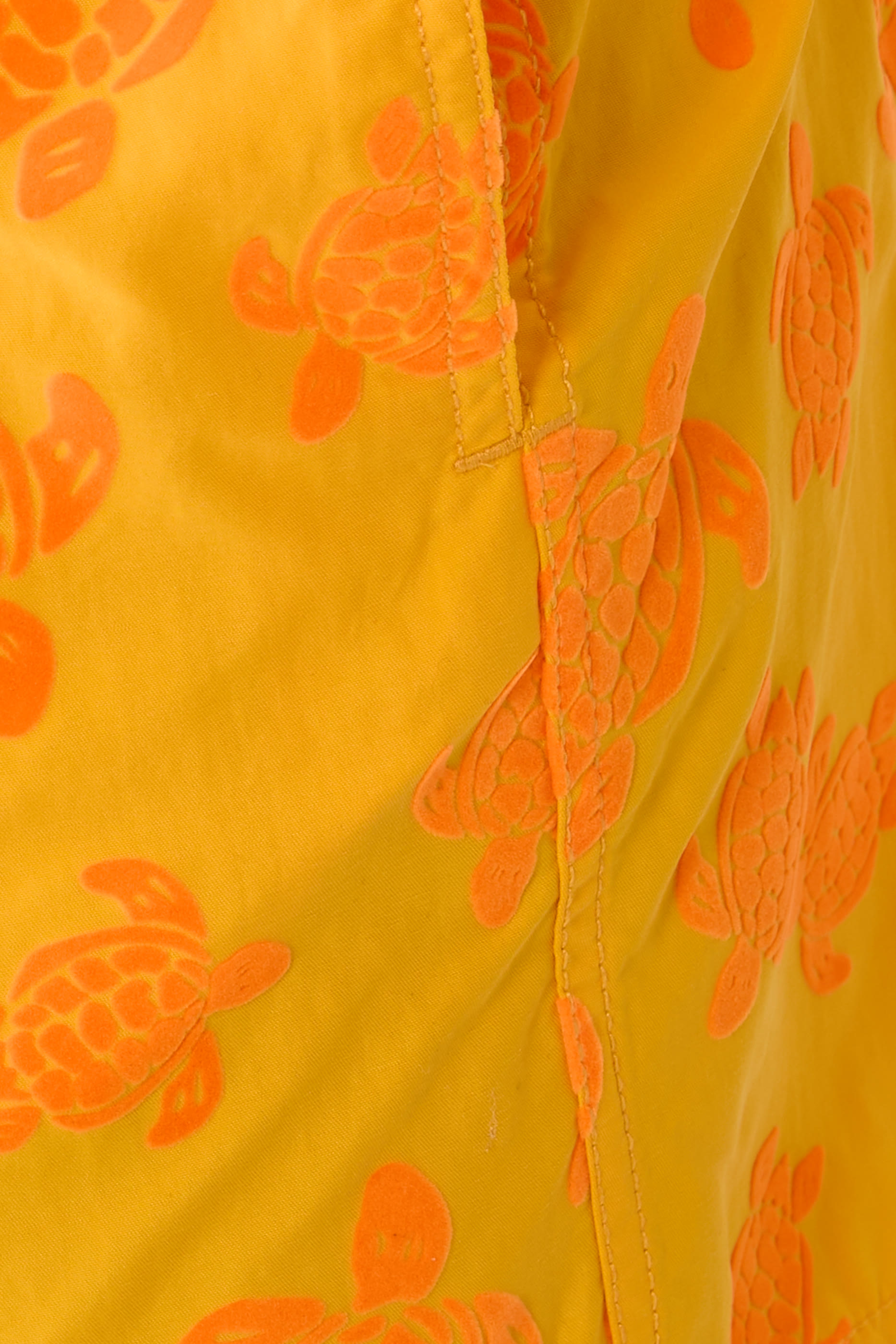 شورت سباحة برباط تضييق ونقشات سلحفاة