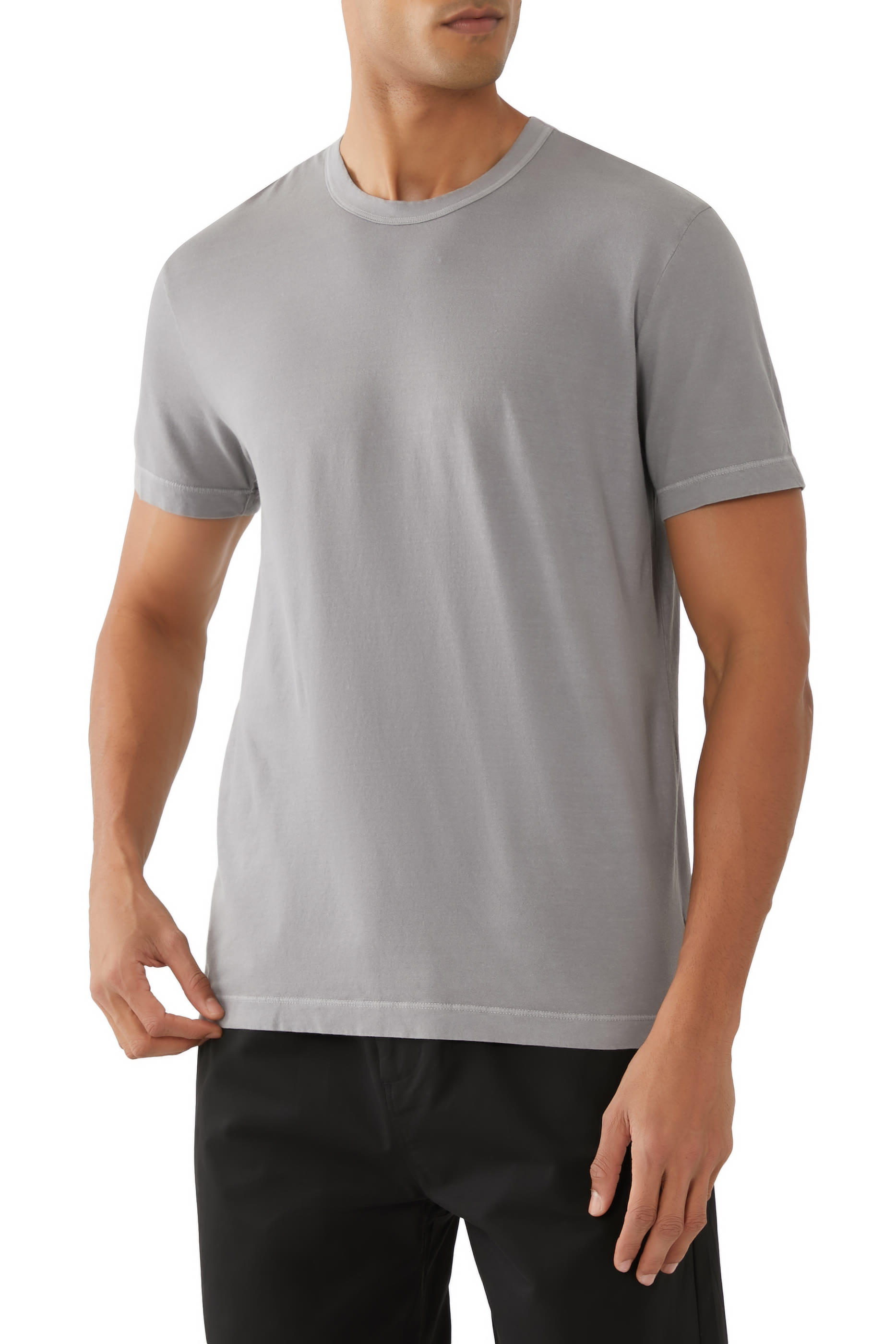 تيشيرت بأكمام قصيرة وياقة ضيقة