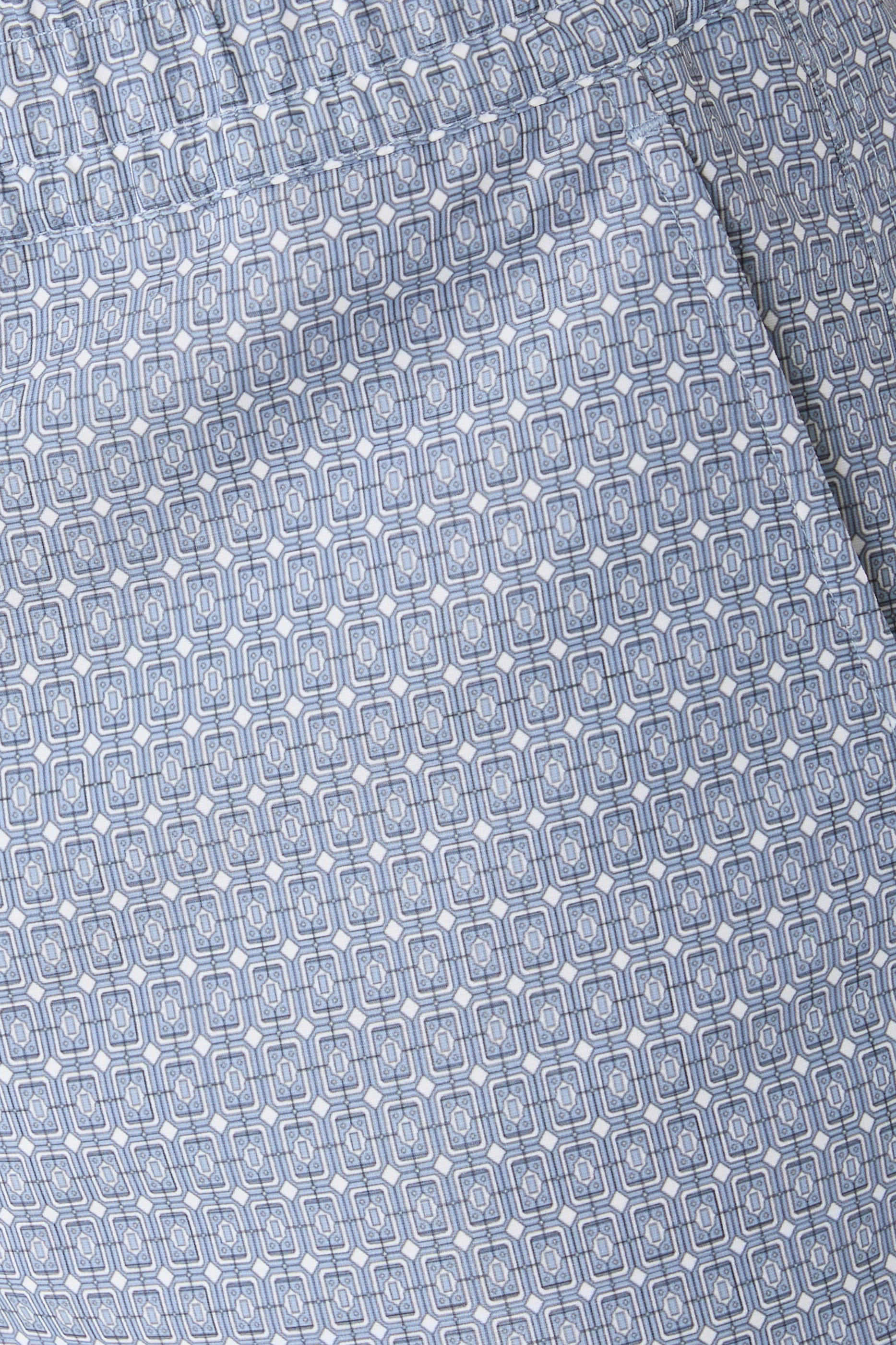 شورت سباحة بطبعة لوسينا بقصة مريحة