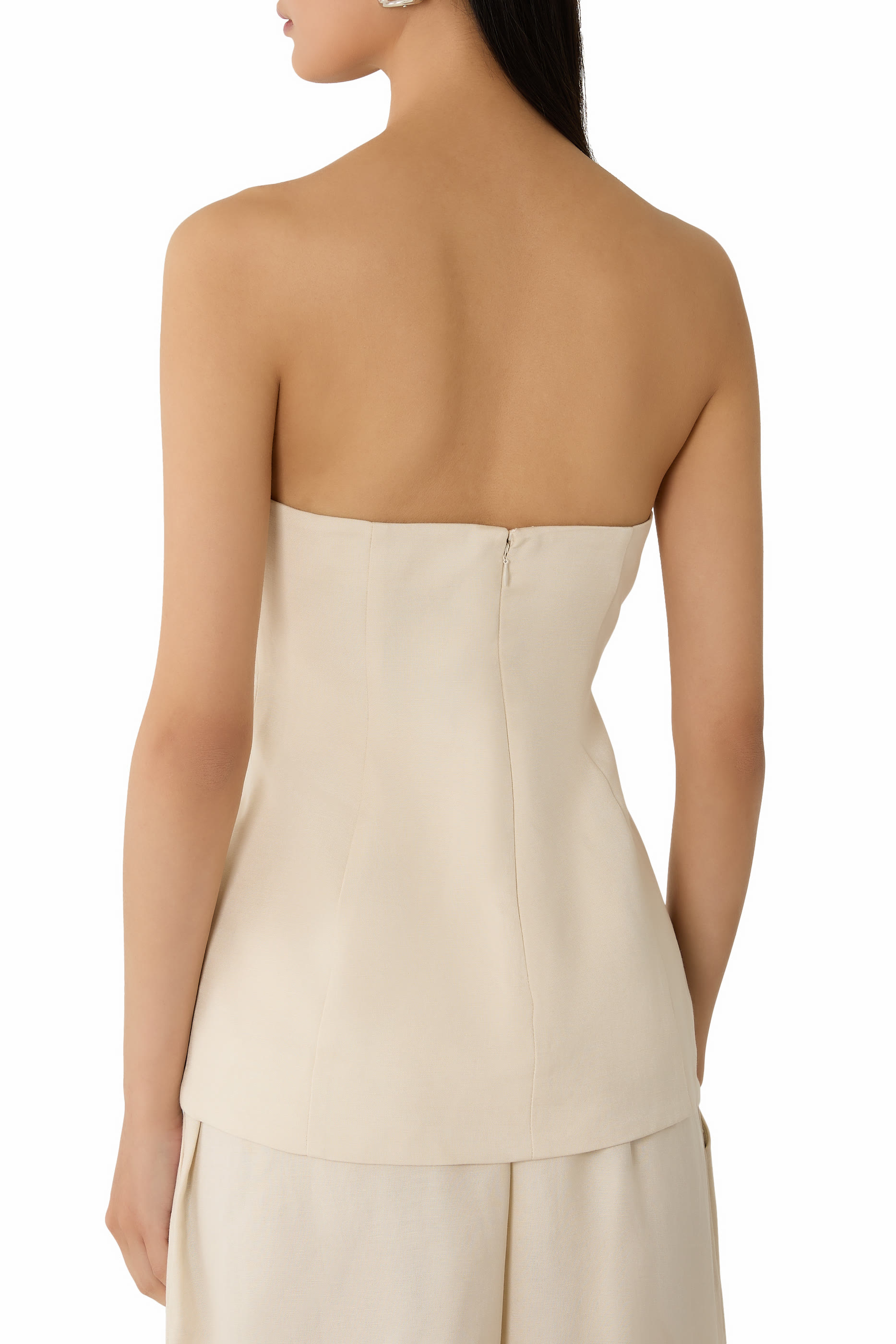 بلوزة جيجي بتصميم مشد بلا أكمام