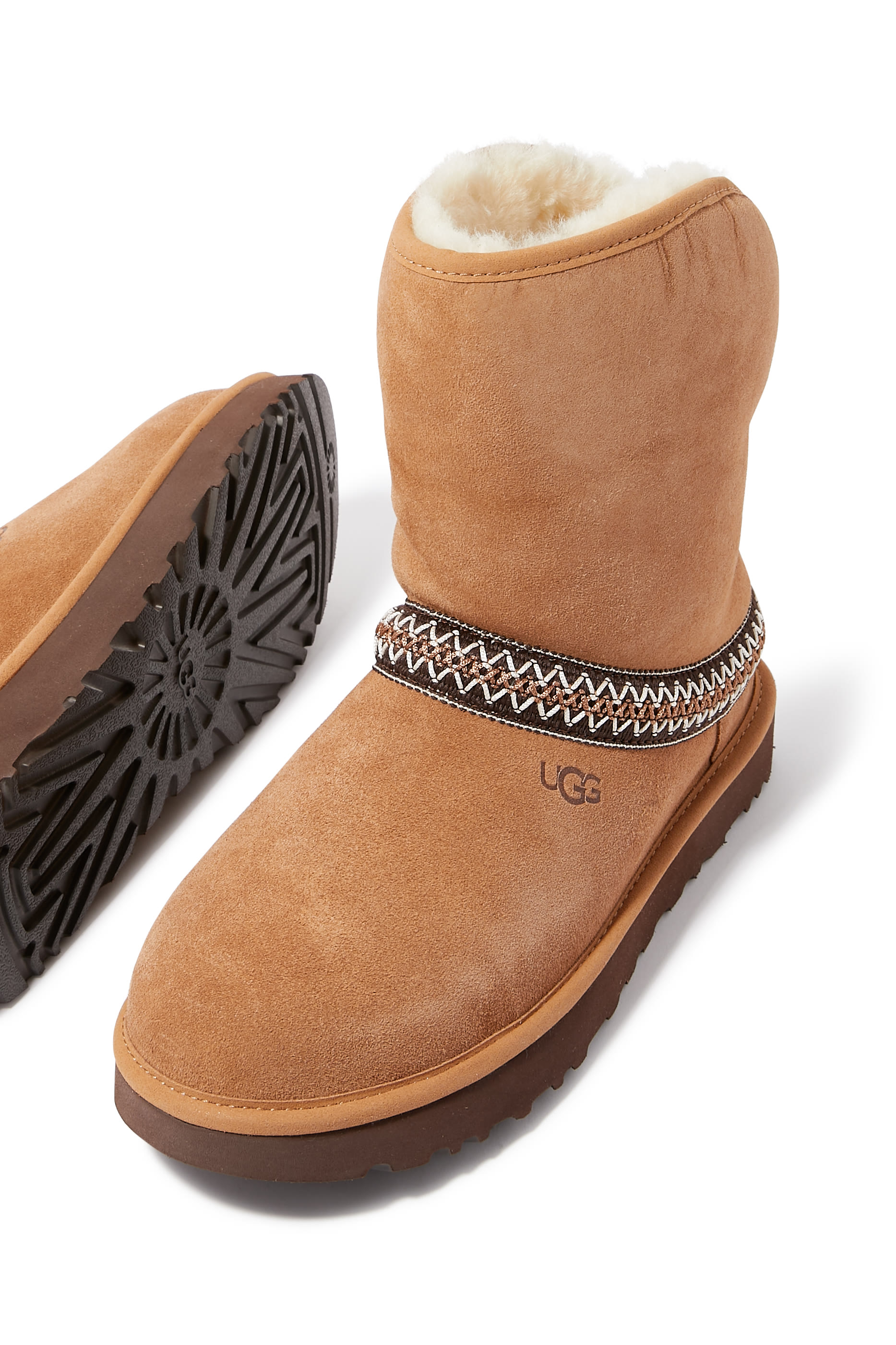 حذاء بوت كلاسيكي قصير بتفاصيل هلال