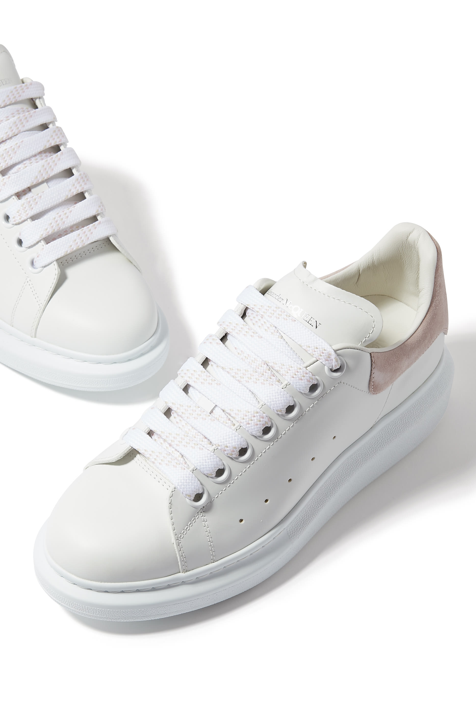 سنيكرز بنعل سميك